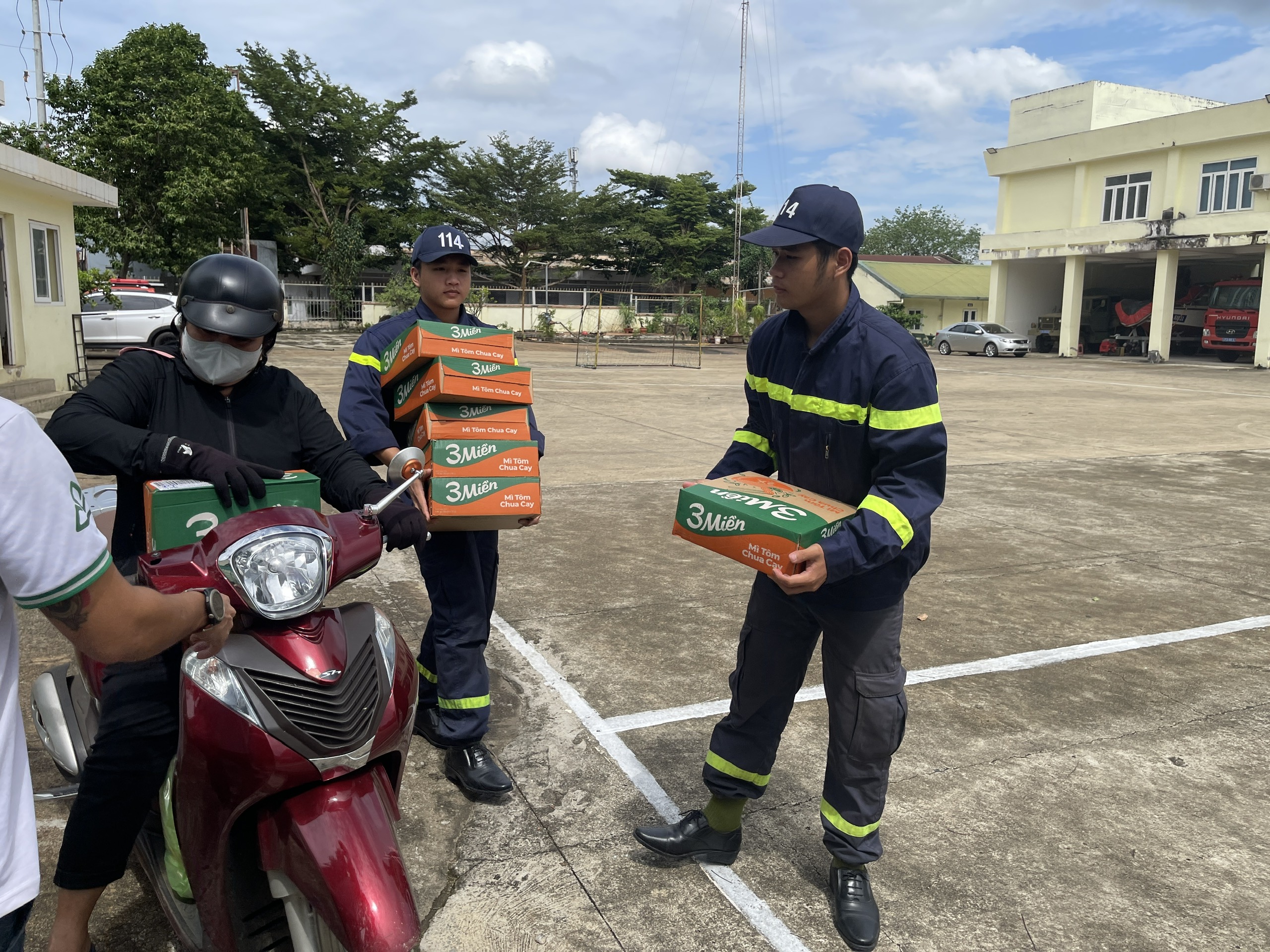 “Chuyến xe 0 đồng” gửi yêu thương đến bà con vùng lũ Nghệ An- Ảnh 1.