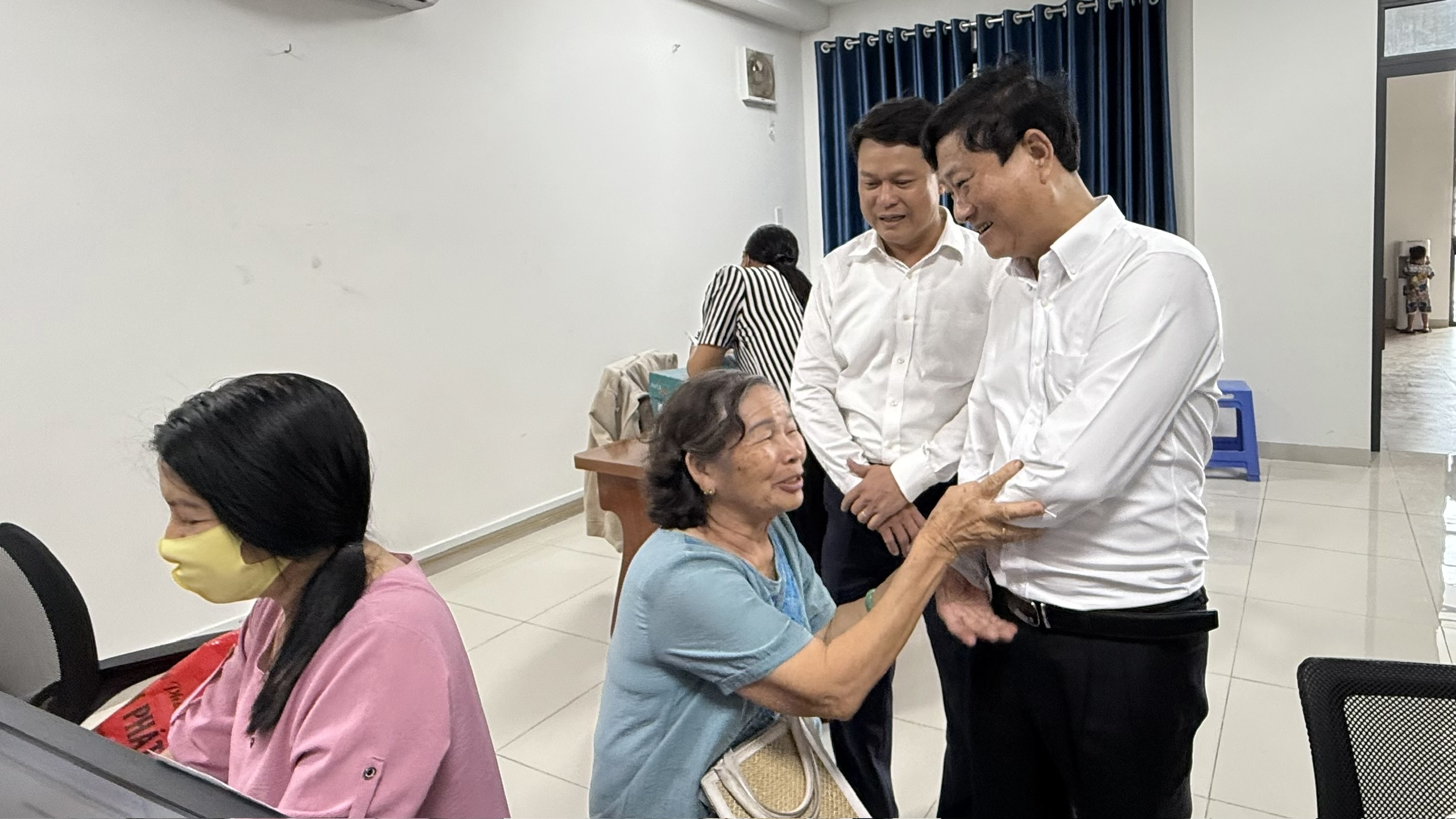 TP.HCM: Người dân Tân Đông Hiệp đi làm giấy tờ được phục vụ đồ ăn, nước uống. - Ảnh 2.