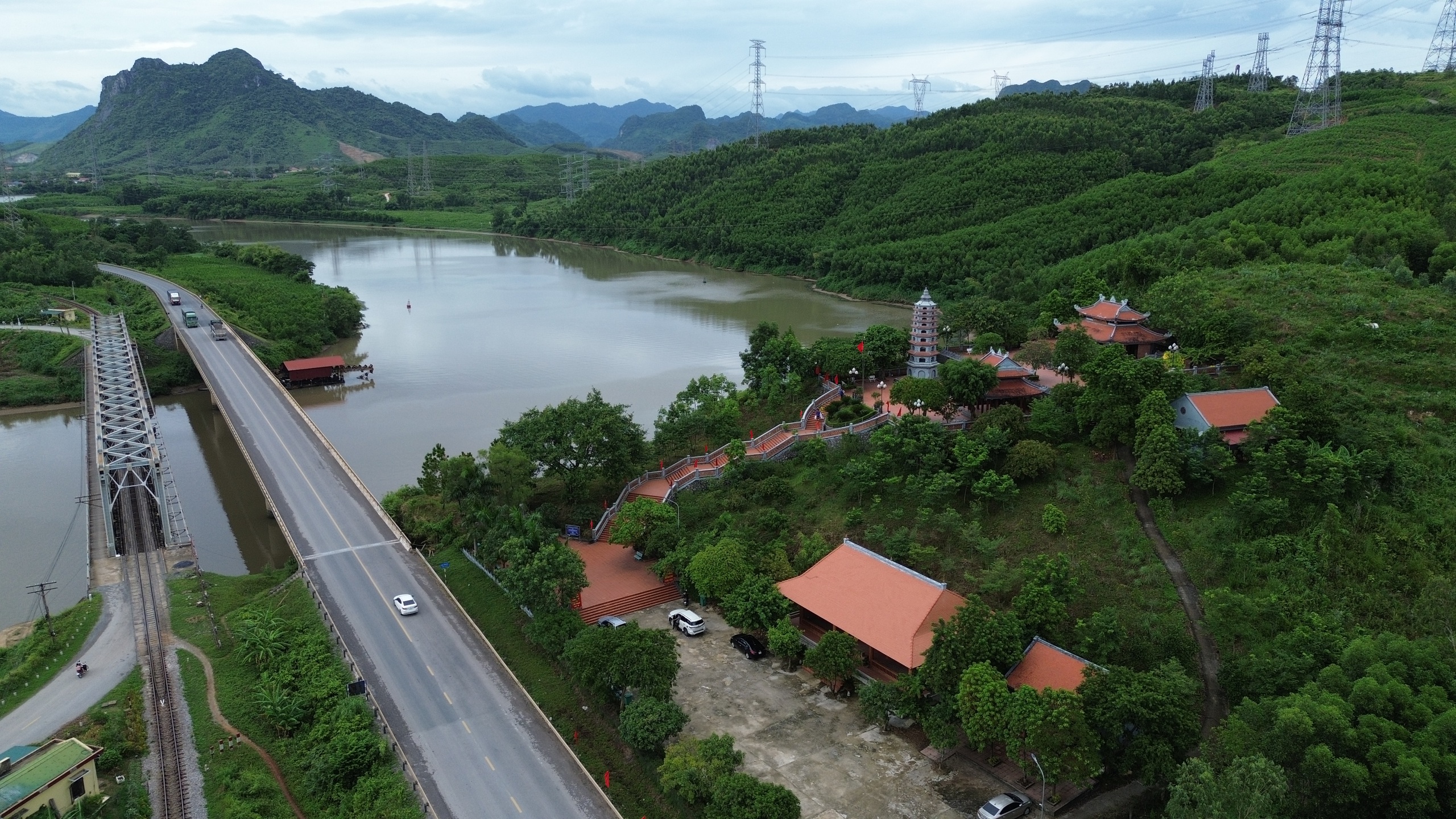 Tuổi trẻ hướng về địa chỉ đỏ, lan tỏa tinh thần cống hiến và sẻ chia - Ảnh 1.