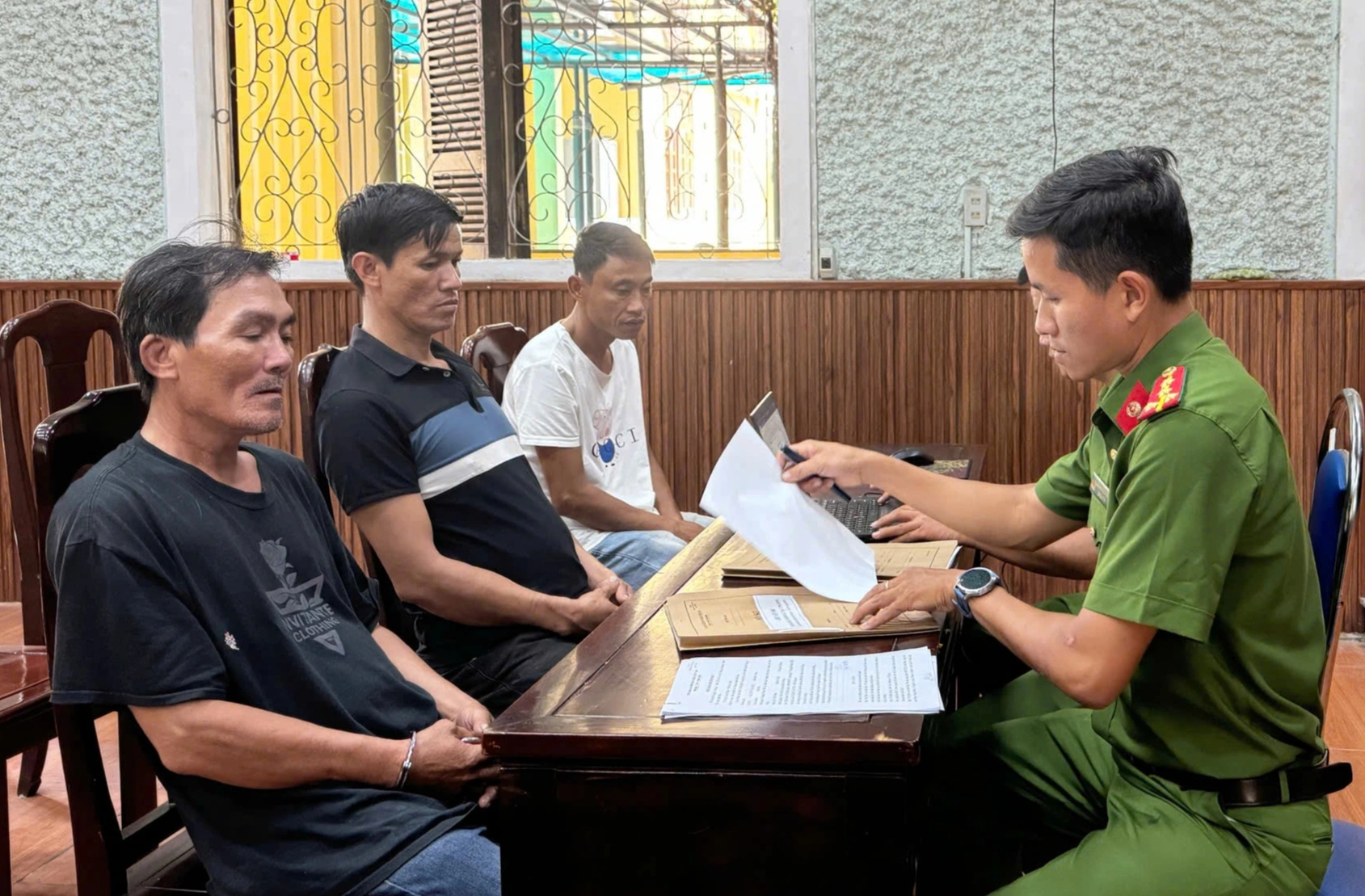 Công an TP.Huế bắt giữ 3 nghi phạm trộm mai cảnh khi đang trốn tại Đà Nẵng - Ảnh 1.