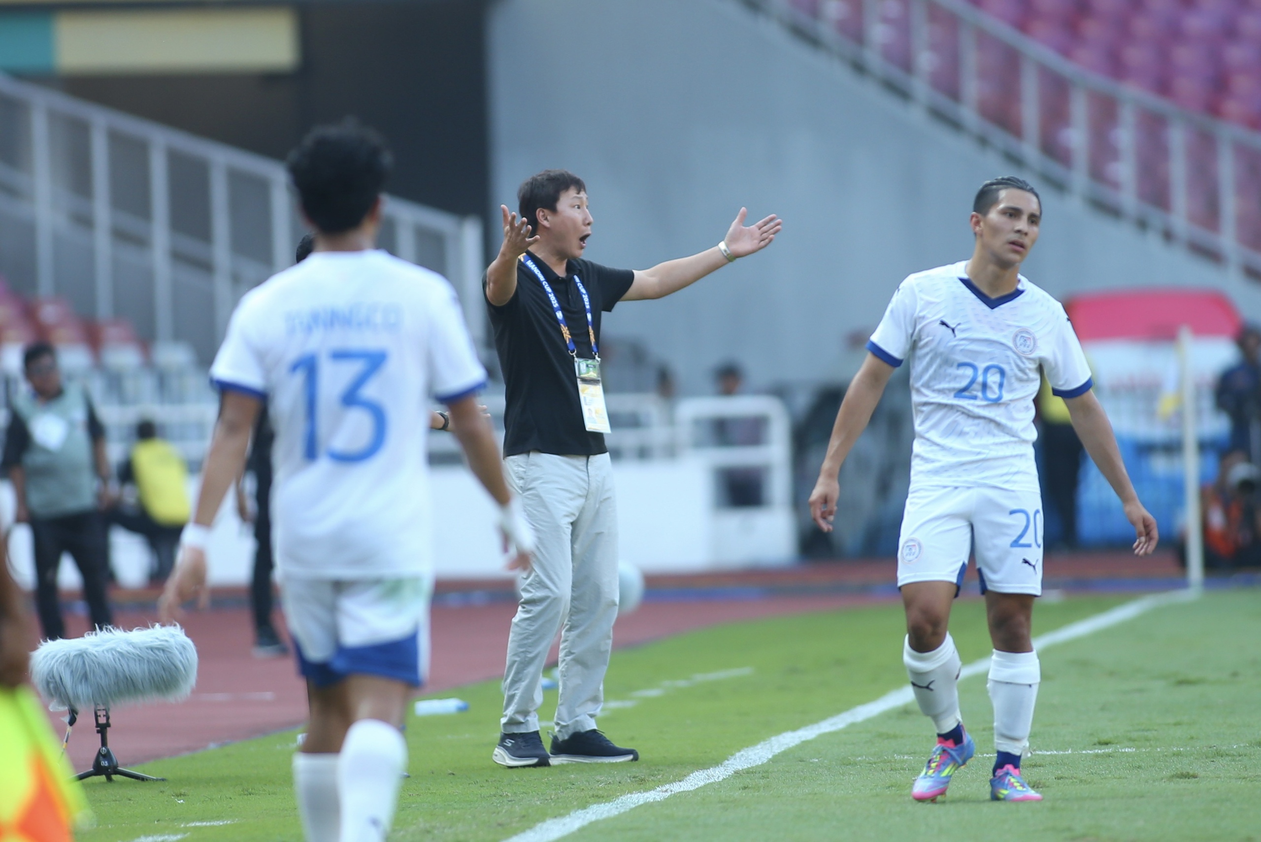 อารมณ์ของโค้ชคิมซังซิกระเบิดออกมาเช่นเดียวกับนายปาร์คฮังซอในวันชิงชนะเลิศ - ภาพที่ 1 HLV Kim Sang-sik cảm xúc bùng nổ hệt như ông Park Hang-seo trong ngày vào chung kết- Ảnh 1.