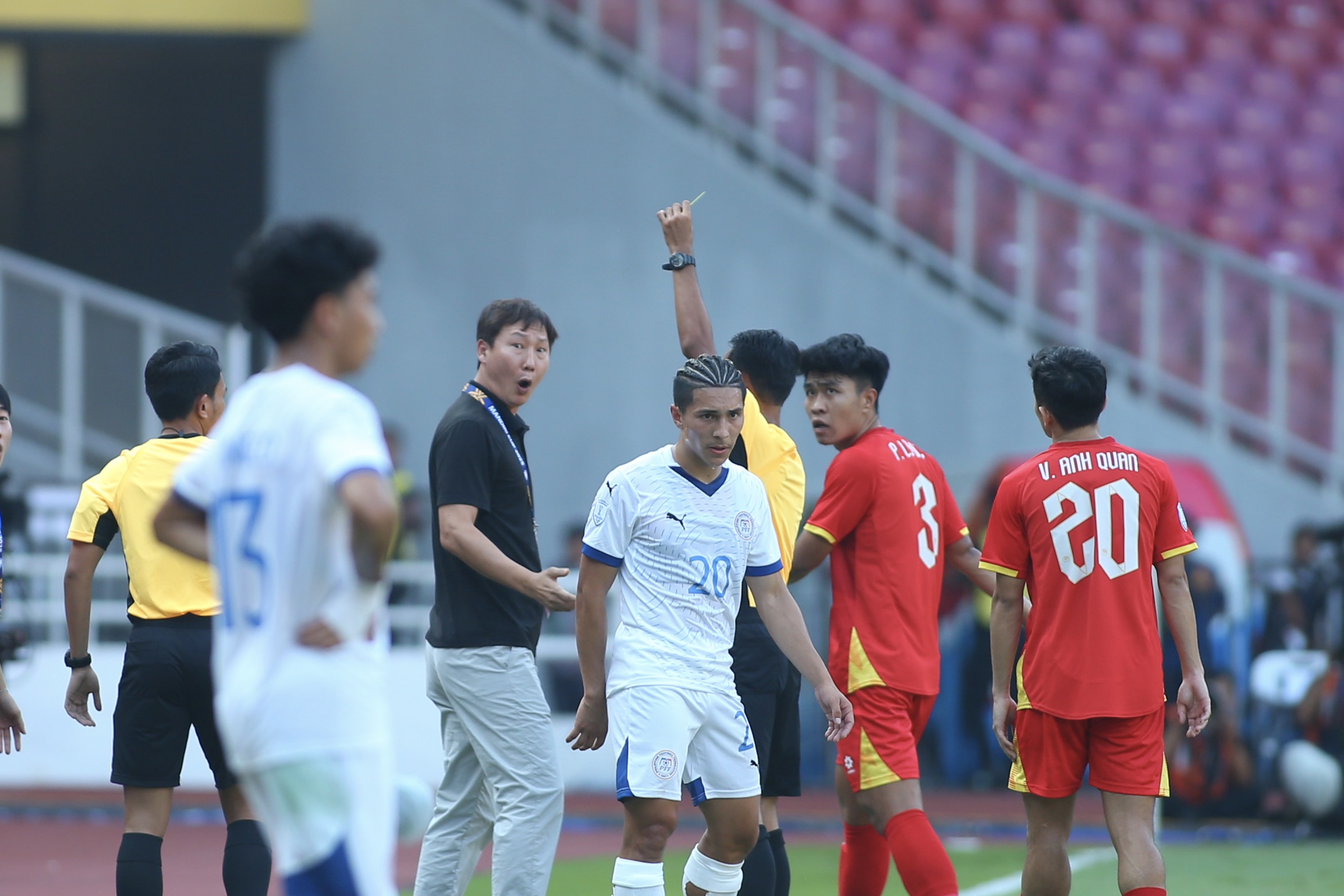 อารมณ์ของโค้ชคิมซังซิกระเบิดออกมาเช่นเดียวกับนายปาร์คฮังซอในวันชิงชนะเลิศ - ภาพที่ 3 HLV Kim Sang-sik cảm xúc bùng nổ hệt như ông Park Hang-seo trong ngày vào chung kết- Ảnh 3.