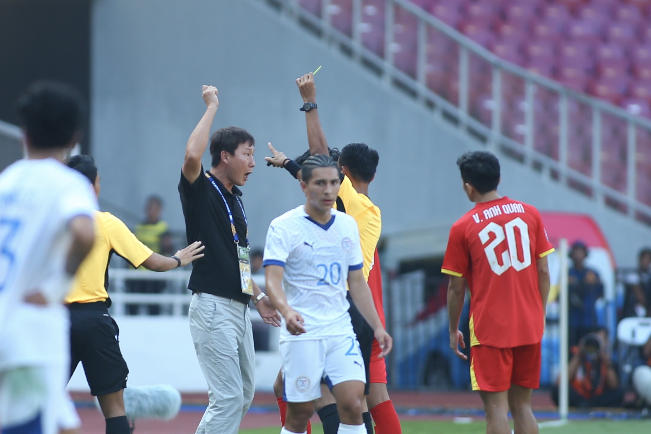 อารมณ์ของโค้ชคิมซังซิกระเบิดออกมาเช่นเดียวกับนายปาร์คฮังซอในวันชิงชนะเลิศ - ภาพที่ 2 HLV Kim Sang-sik cảm xúc bùng nổ hệt như ông Park Hang-seo trong ngày vào chung kết- Ảnh 2.