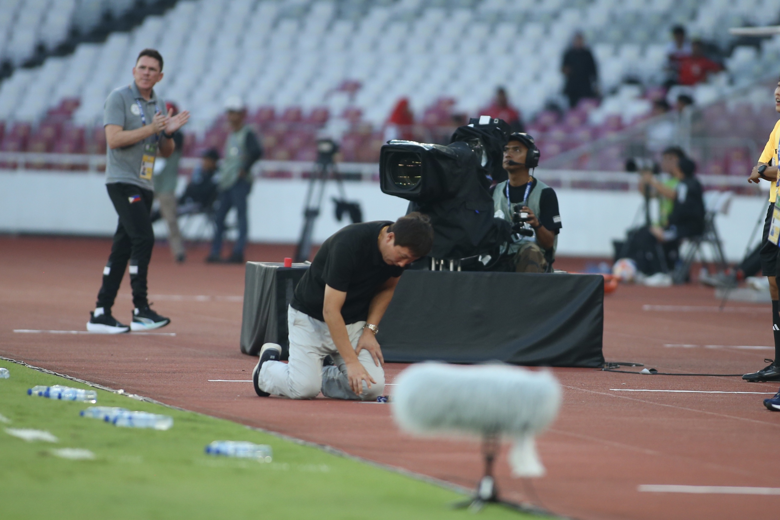 อารมณ์ของโค้ชคิมซังซิกระเบิดออกมาเช่นเดียวกับนายปาร์คฮังซอในวันชิงชนะเลิศ - ภาพที่ 5 HLV Kim Sang-sik cảm xúc bùng nổ hệt như ông Park Hang-seo trong ngày vào chung kết- Ảnh 5.