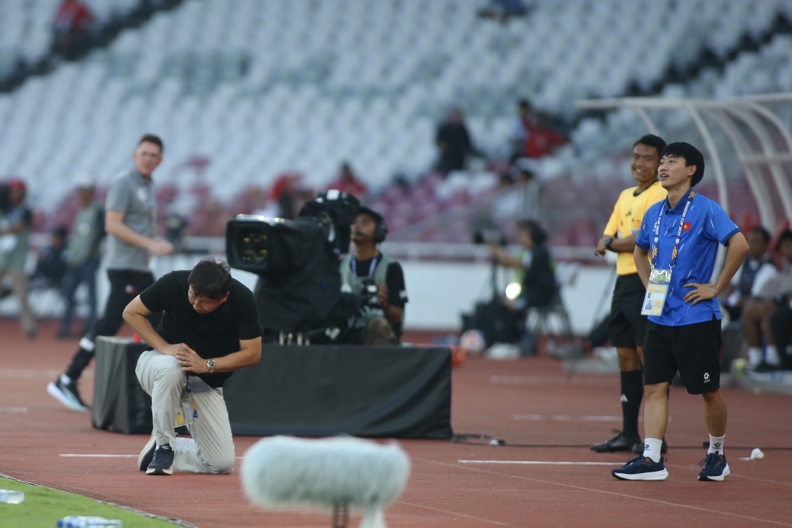 อารมณ์ของโค้ชคิมซังซิกระเบิดออกมาเช่นเดียวกับนายปาร์คฮังซอในวันชิงชนะเลิศ - ภาพที่ 6 HLV Kim Sang-sik cảm xúc bùng nổ hệt như ông Park Hang-seo trong ngày vào chung kết- Ảnh 6.