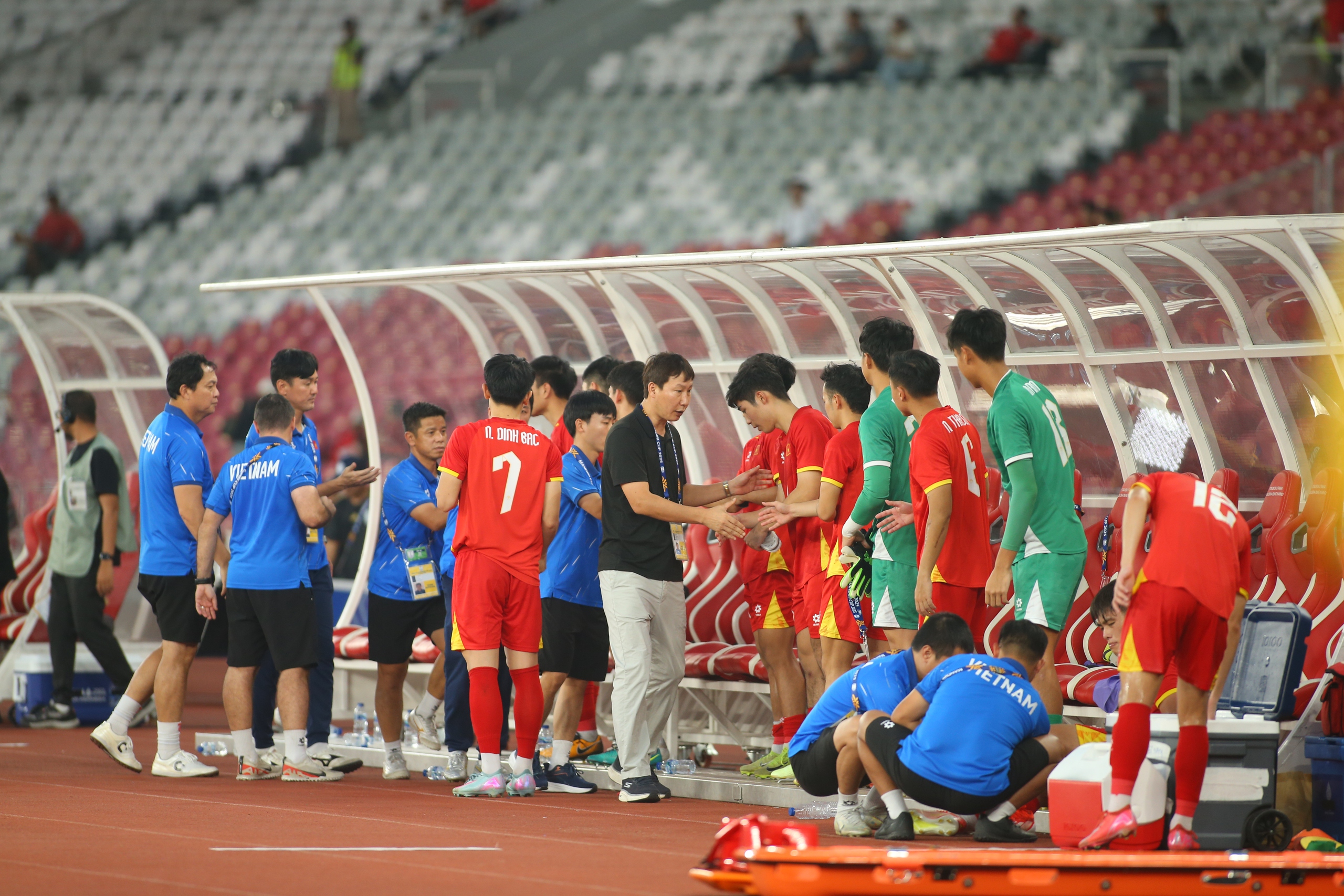 อารมณ์ของโค้ชคิมซังซิกระเบิดออกมาเช่นเดียวกับนายปาร์คฮังซอในวันชิงชนะเลิศ - ภาพที่ 7 HLV Kim Sang-sik cảm xúc bùng nổ hệt như ông Park Hang-seo trong ngày vào chung kết- Ảnh 7.