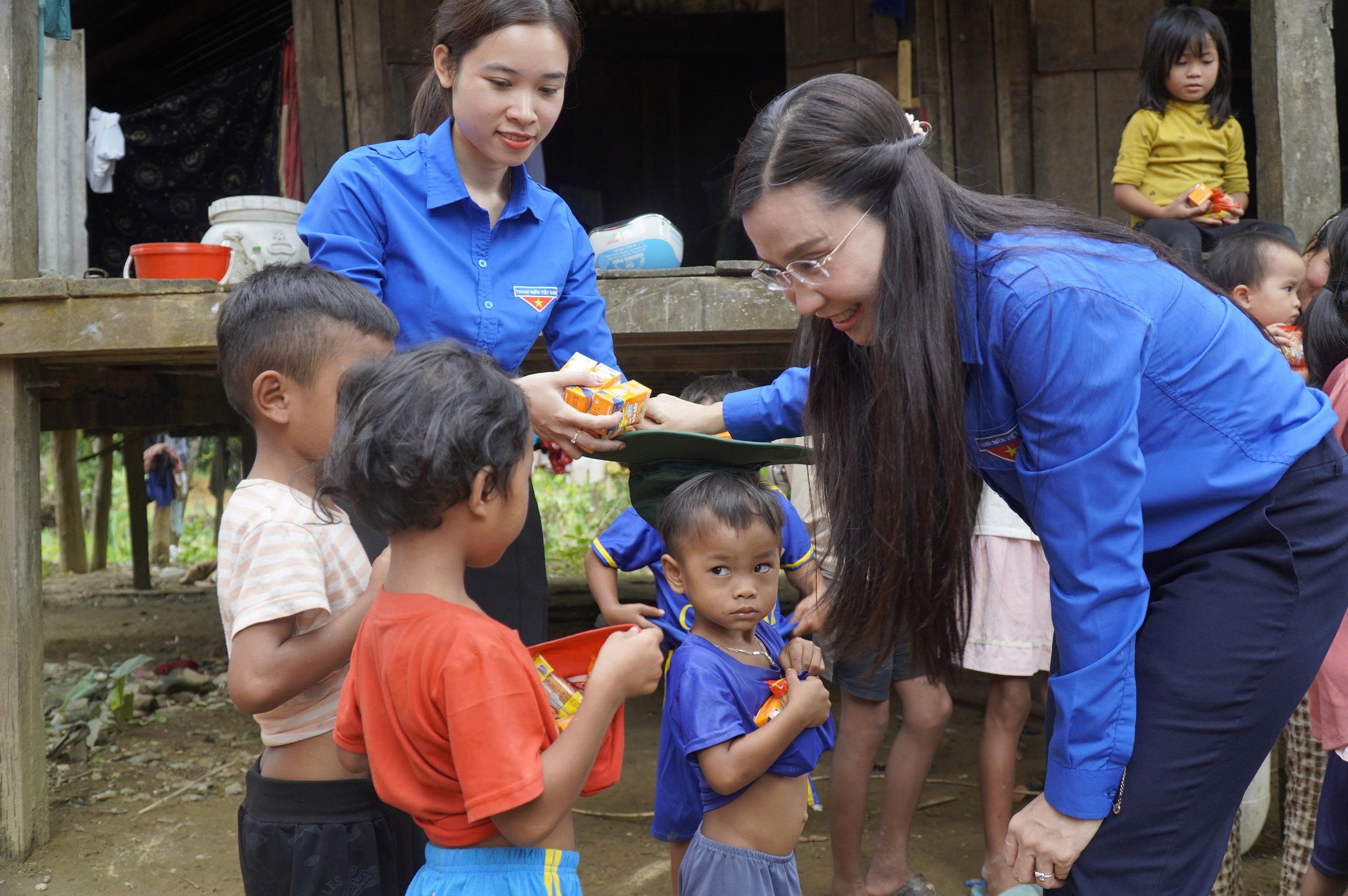 Cô học trò Vân Kiều ngượng nghịu đọc 'thư cảm ơn' vì có 'Ngôi nhà hạnh phúc' - Ảnh 3.