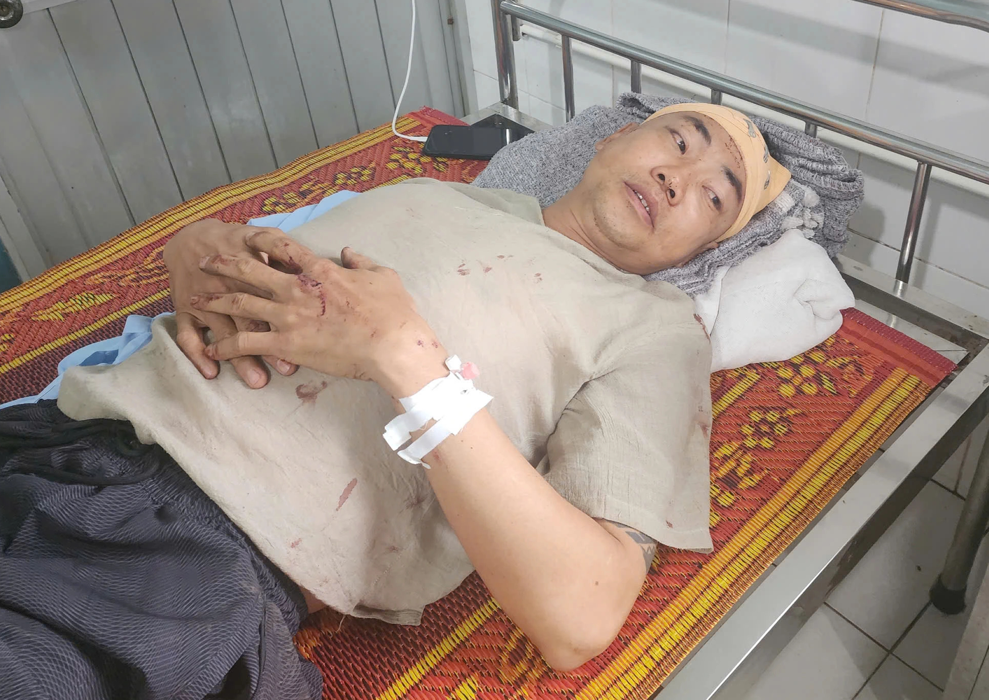Vụ lật xe khách, 10 người tử vong: Lời kể của nạn nhân- Ảnh 1. Vụ lật xe khách, 10 người tử vong: Lời kể của nạn nhân- Ảnh 1.
