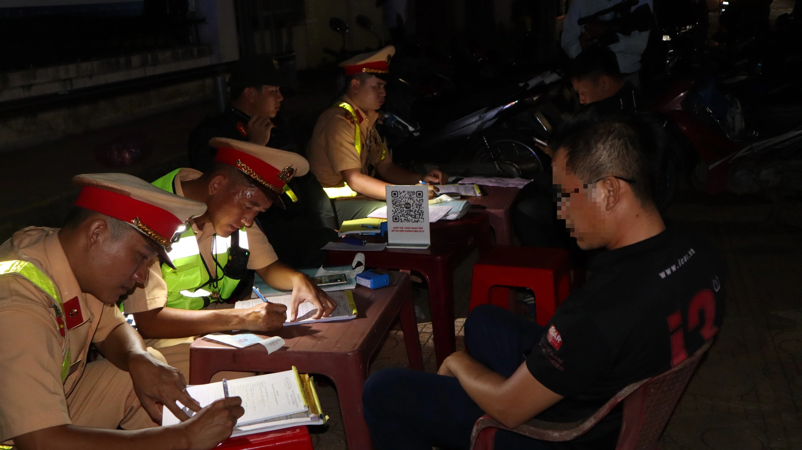 CSGT Đồng Nai hóa trang, theo dõi gần quán nhậu xử lý vi phạm nồng độ cồn- Ảnh 8. CSGT Đồng Nai hóa trang, theo dõi gần quán nhậu xử lý vi phạm nồng độ cồn- Ảnh 8.