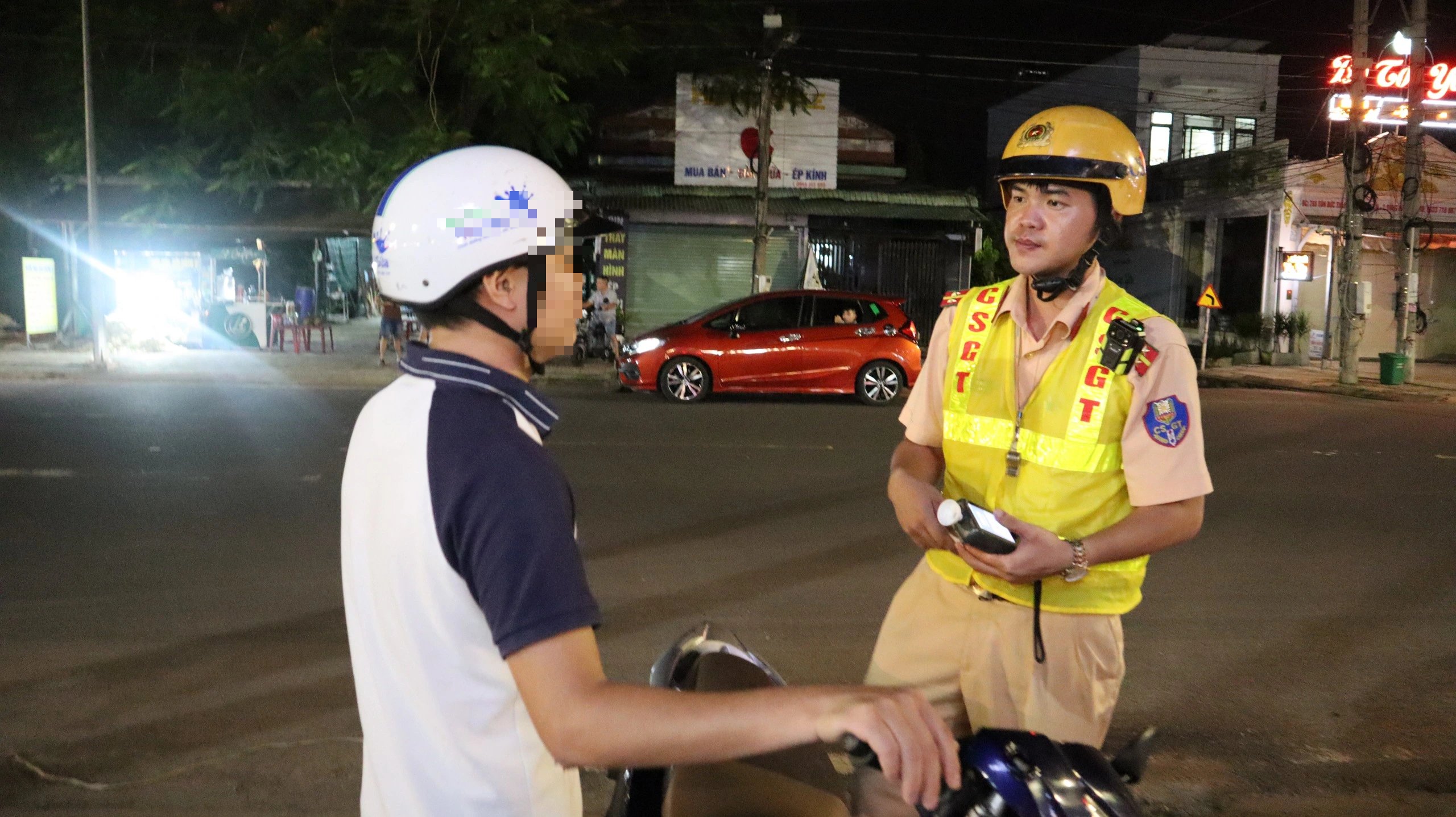 CSGT Đồng Nai hóa trang, theo dõi gần quán nhậu xử lý vi phạm nồng độ cồn- Ảnh 5. CSGT Đồng Nai hóa trang, theo dõi gần quán nhậu xử lý vi phạm nồng độ cồn- Ảnh 5.