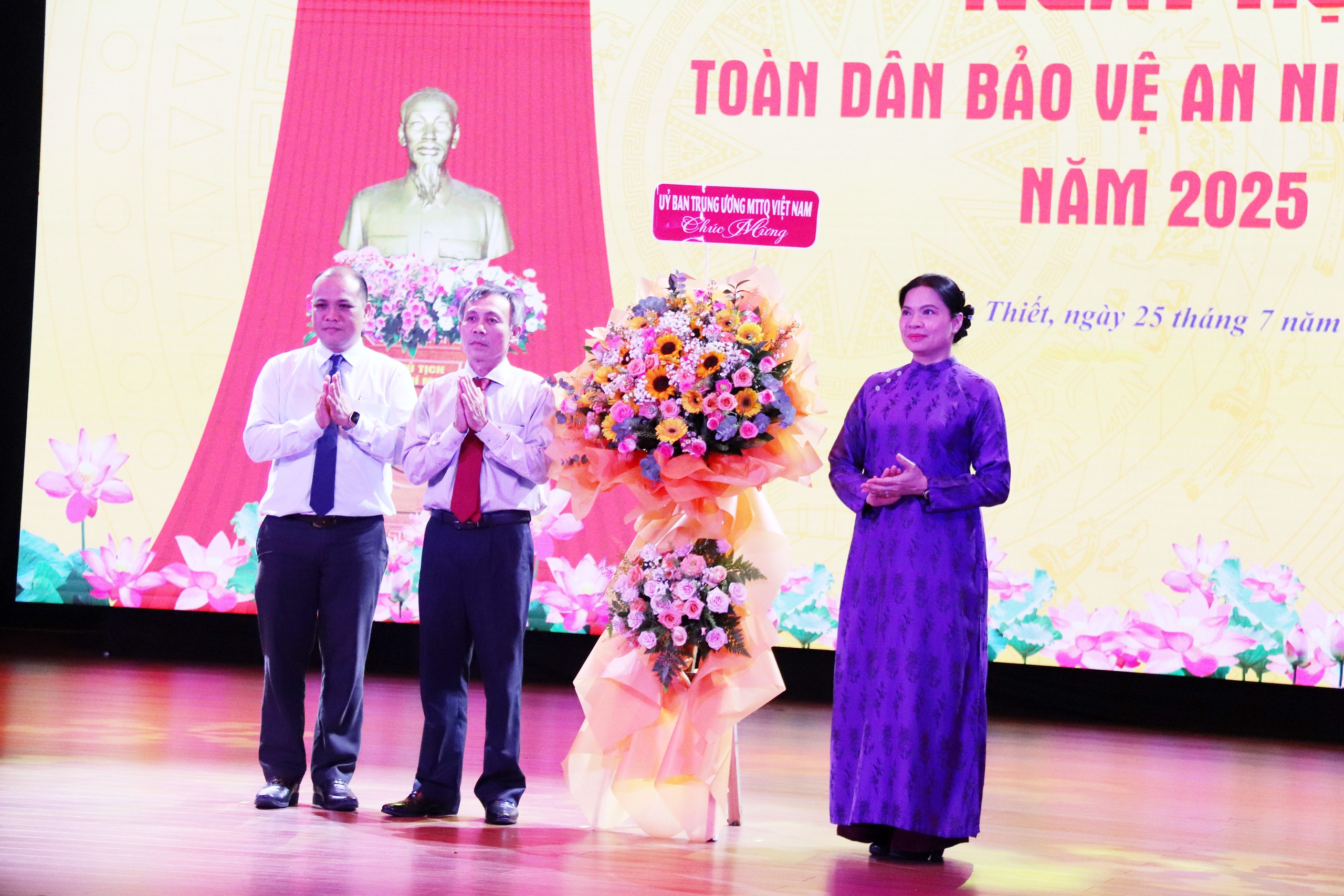 Phong trào toàn dân bảo vệ an ninh Tổ quốc phải xuất phát từ nhân dân - Ảnh 1. Phong trào toàn dân bảo vệ an ninh Tổ quốc phải xuất phát từ nhân dân - Ảnh 1.