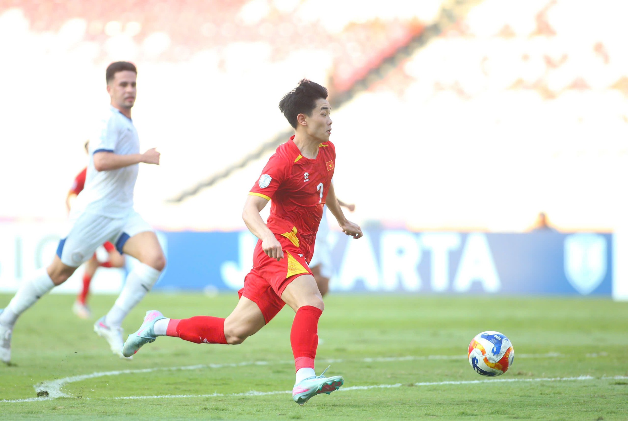 កំណែទម្រង់ខ្លាំង U.23 វៀតណាម លាតត្រដាង៖ វគ្គផ្តាច់ព្រ័ត្រនៃក្តីស្រមៃ ប្តេជ្ញាឈ្នះជាមួយម្ចាស់ផ្ទះឥណ្ឌូនេស៊ី - រូបថត ៣. Phiên bản mạnh nhất của U.23 Việt Nam lộ diện: Chung kết trong mơ, quyết thắng chủ nhà Indonesia- Ảnh 3.