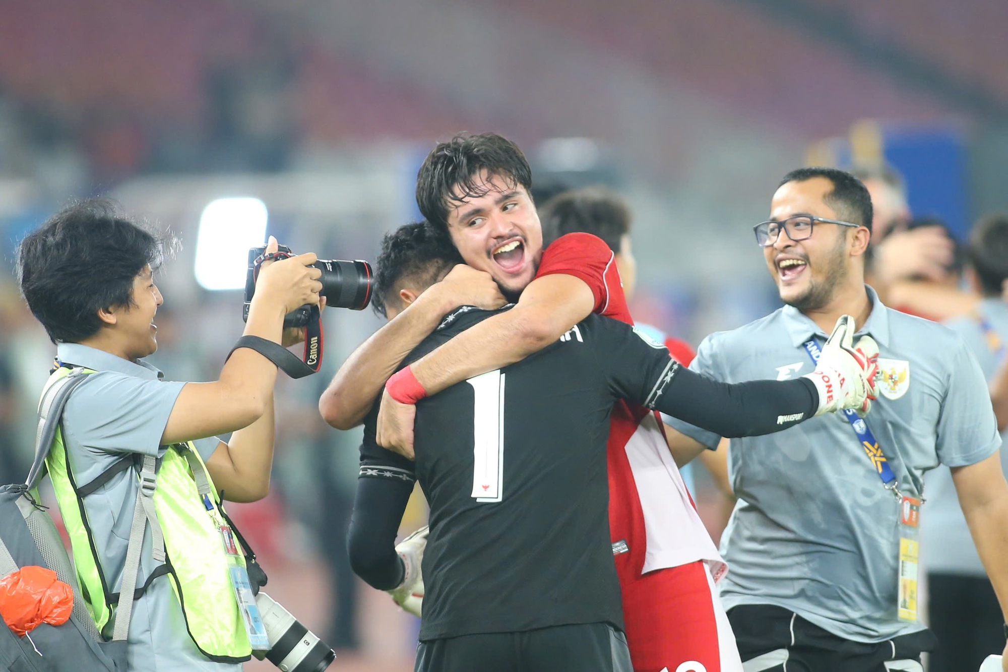 O técnico Kim testemunhou o retorno da Indonésia Sub-23 à final para enfrentar o Vietnã Sub-23 - Foto 3. Thầy Kim tận mắt chứng kiến U.23 Indonesia ngược dòng vào chung kết gặp U.23 Việt Nam- Ảnh 3.