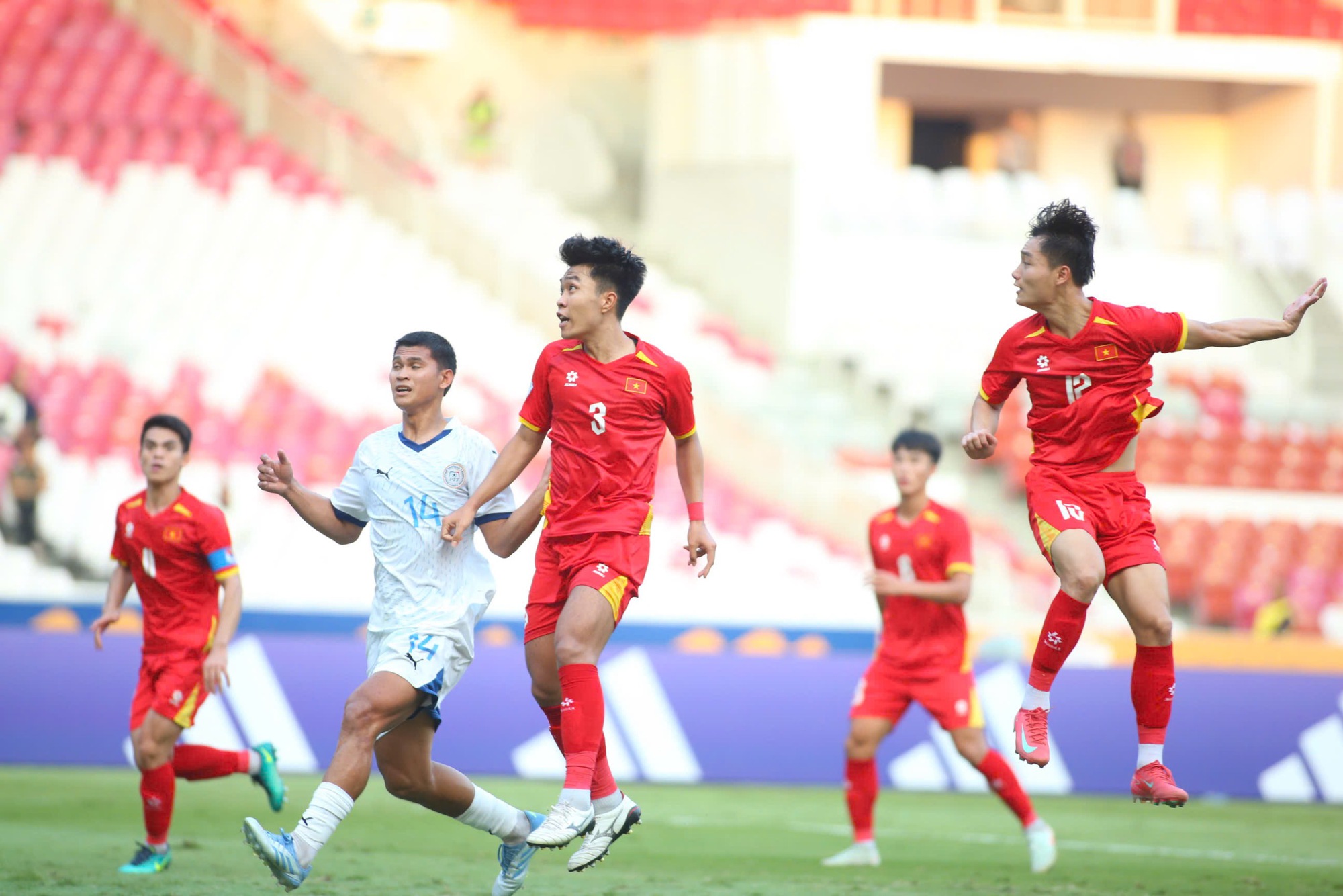 VFF Başkanı Tran Quoc Tuan, tarihi final öncesinde yürekten konuşarak, U.23 Vietnam'ın mucize yaratacağına inandığını söyledi - Fotoğraf 4. Chủ tịch VFF Trần Quốc Tuấn nói lời gan ruột trước chung kết lịch sử, tin U.23 Việt Nam tạo kỳ tích- Ảnh 4.