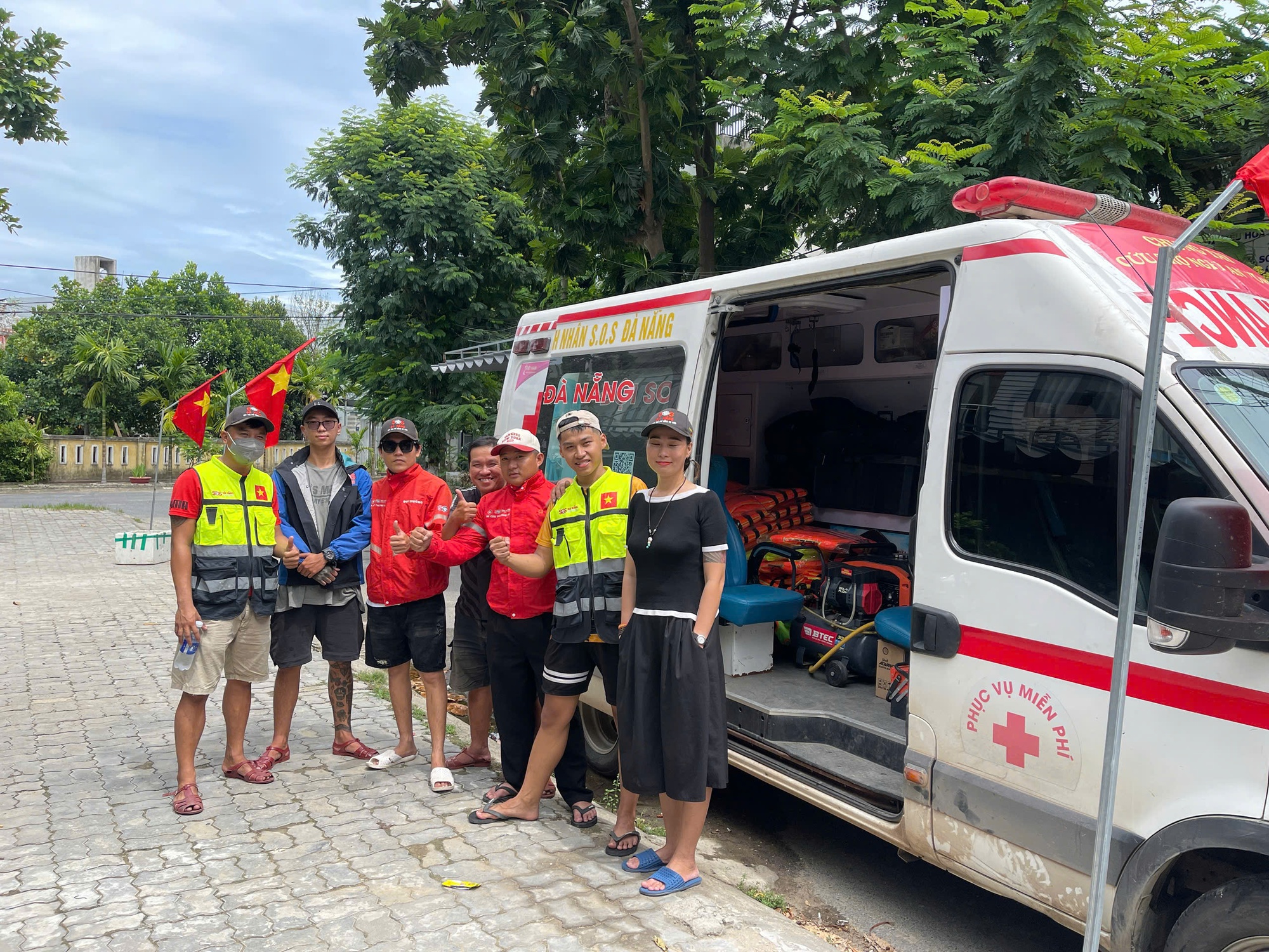 Giới trẻ Nghệ An c&ugrave;ng nhau cứu trợ đồng b&agrave;o v&ugrave;ng lũ sau b&atilde;o - Ảnh 1.