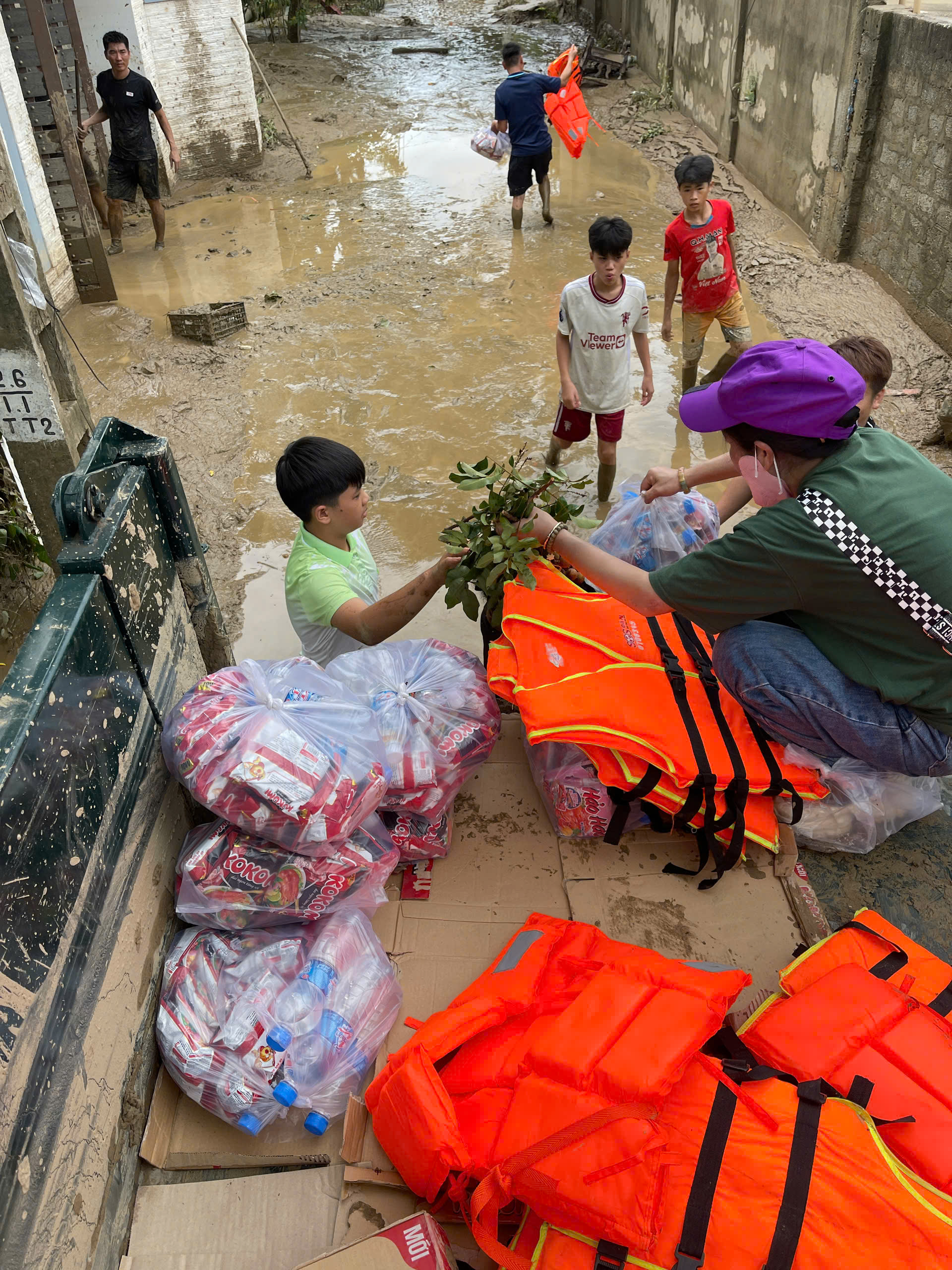 Giới trẻ Nghệ An c&ugrave;ng nhau cứu trợ đồng b&agrave;o v&ugrave;ng lũ sau b&atilde;o - Ảnh 2.