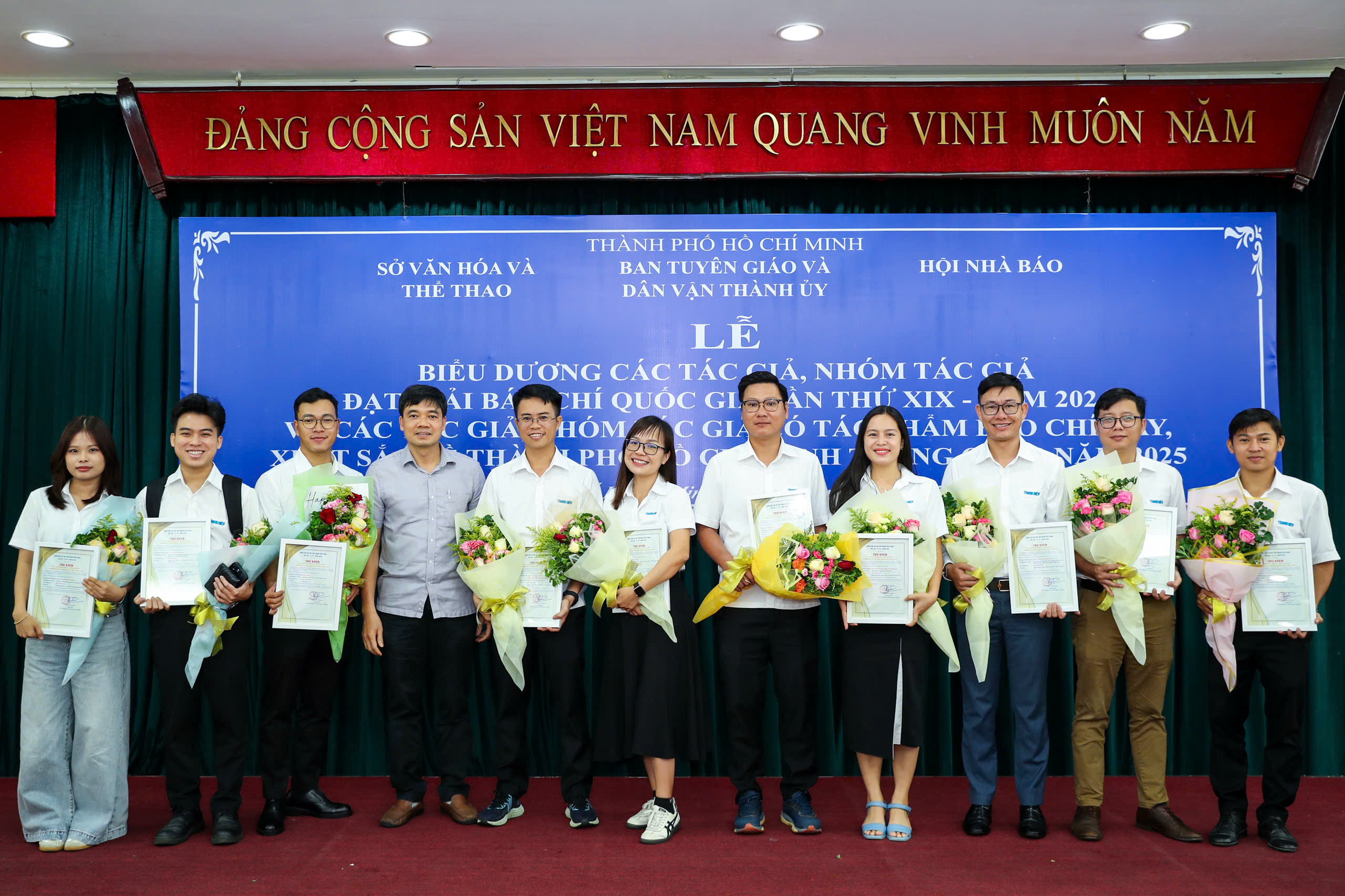 TP.HCM khen thưởng 10 tác phẩm hay, xuất sắc của Báo Thanh Niên - Ảnh 2.