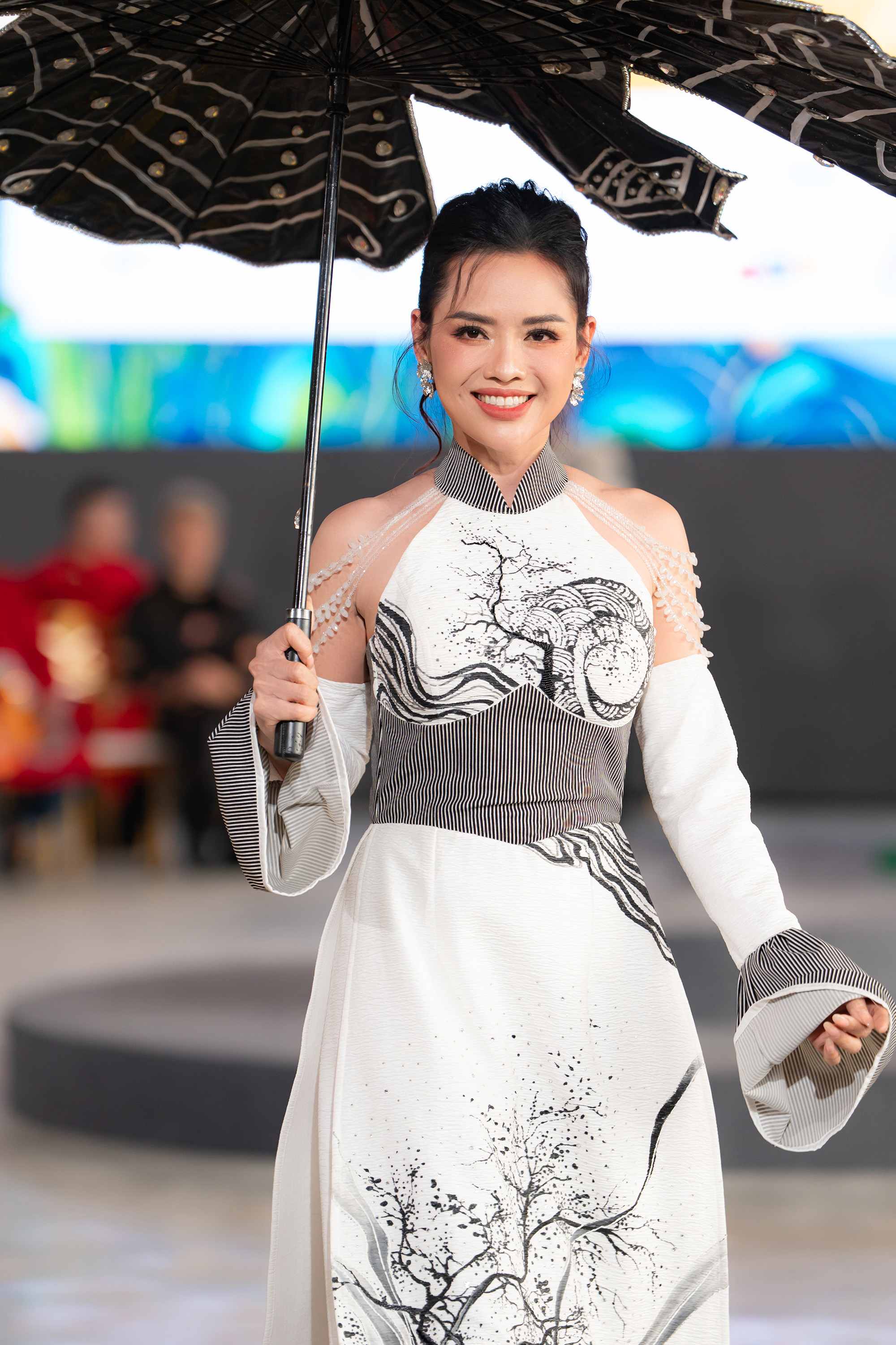 NSND Mỹ Uyên trở lại sau ồn ào, Võ Minh Lâm diễn thời trang - Ảnh 10.