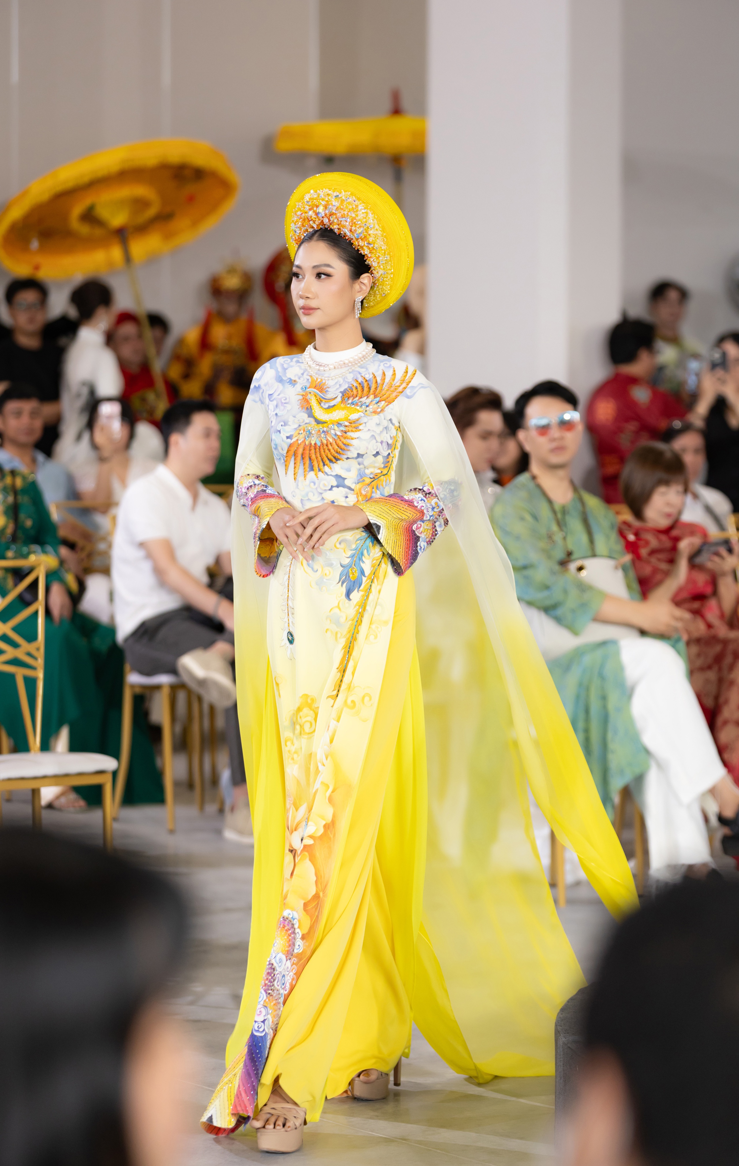 NSND Mỹ Uyên trở lại sau ồn ào, Võ Minh Lâm diễn thời trang - Ảnh 11.