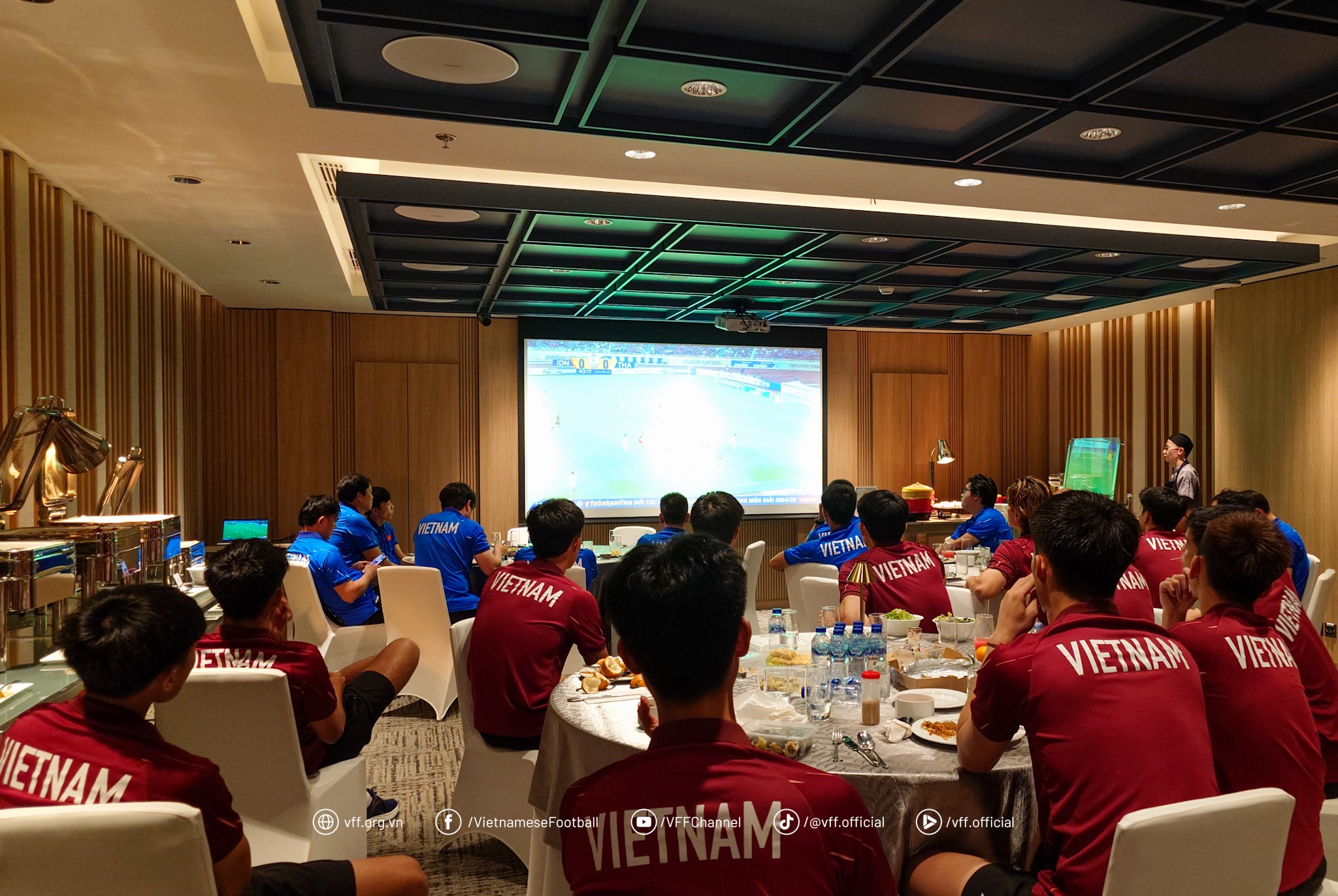 Van Truong elismerte, hogy az U23-as vietnámi válogatottnak nincs igazi gólkirálya, Kim edzőnek pedig különleges akciója van - 7. kép Văn Trường thừa nhận U.23 Việt Nam thiếu cây săn bàn thực thụ, thầy Kim có hành động đặc biệt- Ảnh 7.