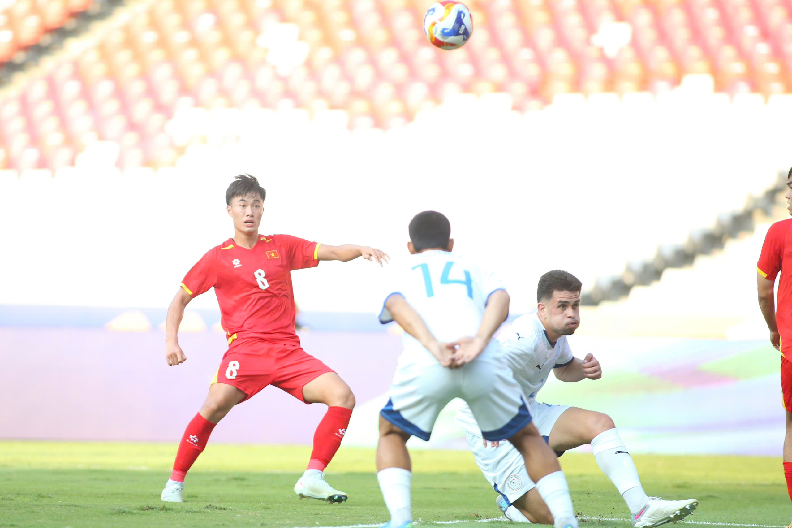 Van Truong elismerte, hogy az U23-as vietnámi válogatottnak nincs igazi gólkirálya, Kim edzőnek pedig különleges akciója van - 5. kép Văn Trường thừa nhận U.23 Việt Nam thiếu cây săn bàn thực thụ, thầy Kim có hành động đặc biệt- Ảnh 5.