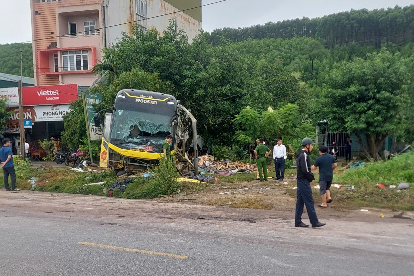 Lật xe khách trên quốc lộ 1A, 9 người tử vong- Ảnh 1.