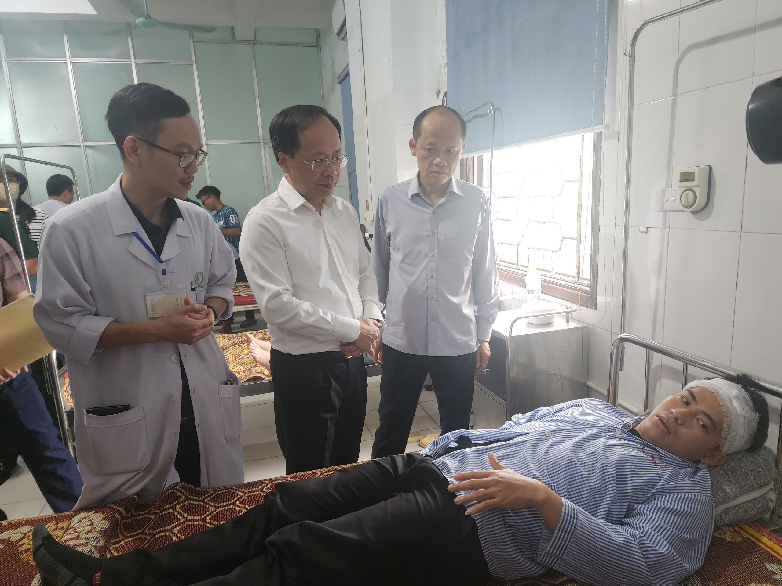 Vụ lật xe khách, 10 người tử vong: Lời kể của nạn nhân- Ảnh 3. Vụ lật xe khách, 10 người tử vong: Lời kể của nạn nhân- Ảnh 3.