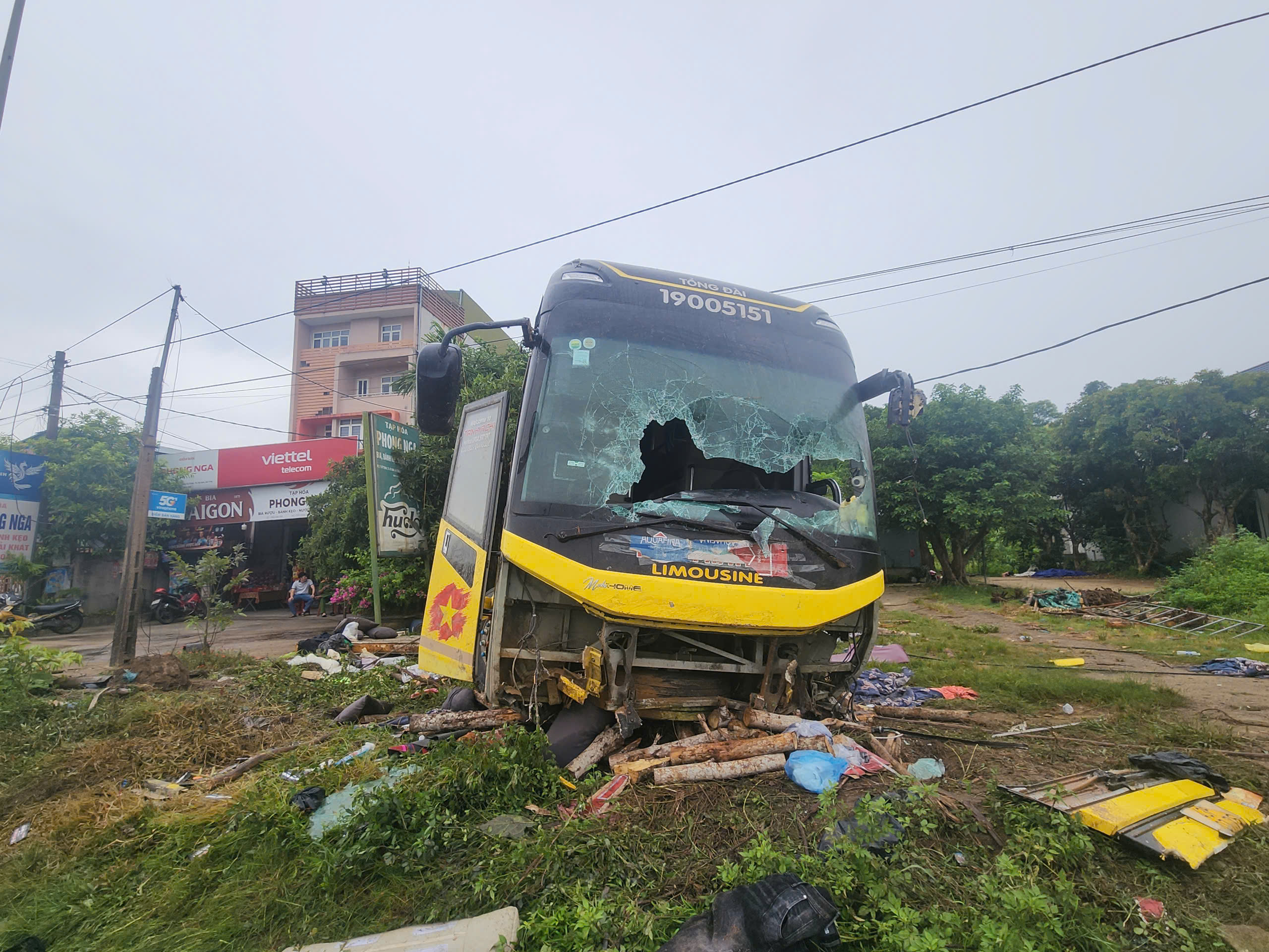Vụ lật xe khách, 10 người tử vong: Lời kể của nạn nhân- Ảnh 4. Vụ lật xe khách, 10 người tử vong: Lời kể của nạn nhân- Ảnh 4.