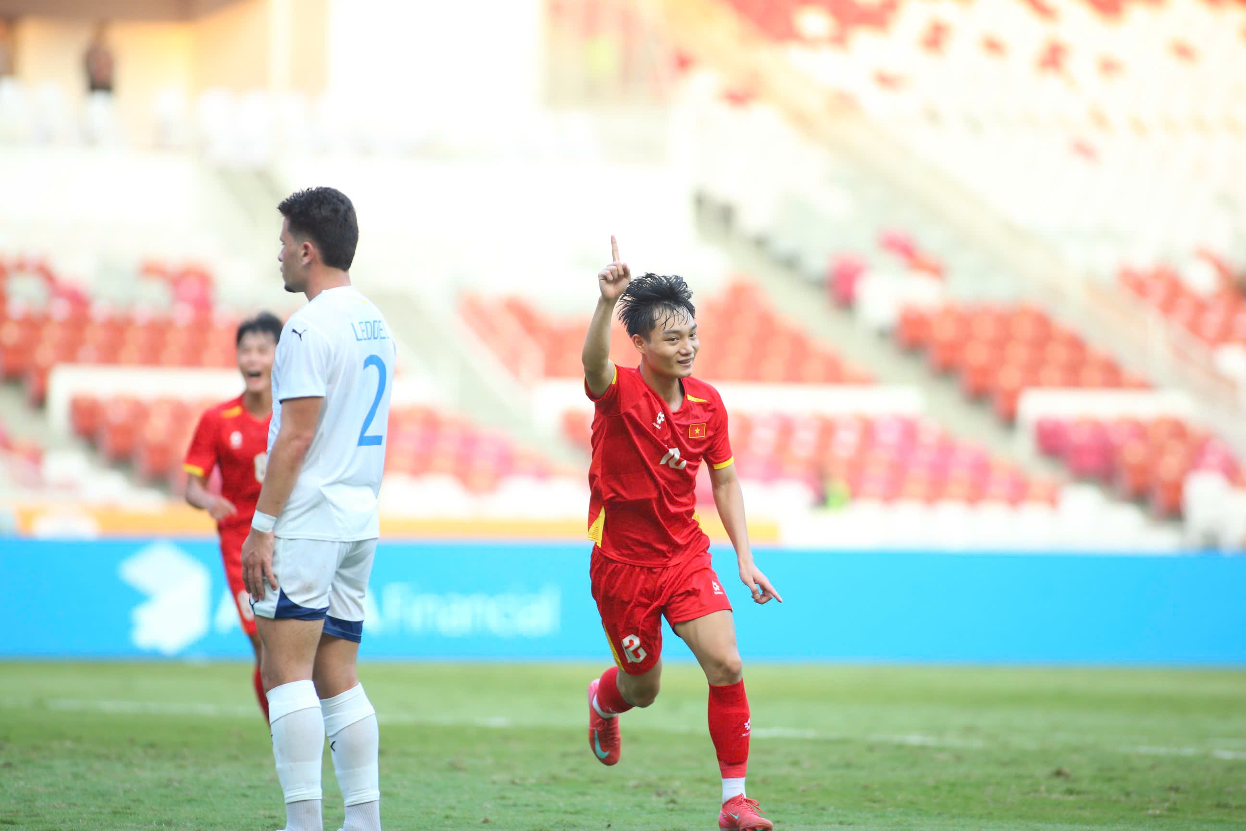 Van Truong elismerte, hogy az U23-as vietnámi válogatottnak nincs igazi gólkirálya, Kim edzőnek pedig különleges akciója van - 3. kép Văn Trường thừa nhận U.23 Việt Nam thiếu cây săn bàn thực thụ, thầy Kim có hành động đặc biệt- Ảnh 3.