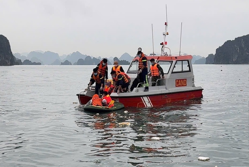Tìm thấy thi thể nghi là nạn nhân cuối cùng vụ lật tàu trên vịnh Hạ Long - Ảnh 1. Tìm thấy thi thể nghi là nạn nhân cuối cùng vụ lật tàu trên vịnh Hạ Long - Ảnh 1.
