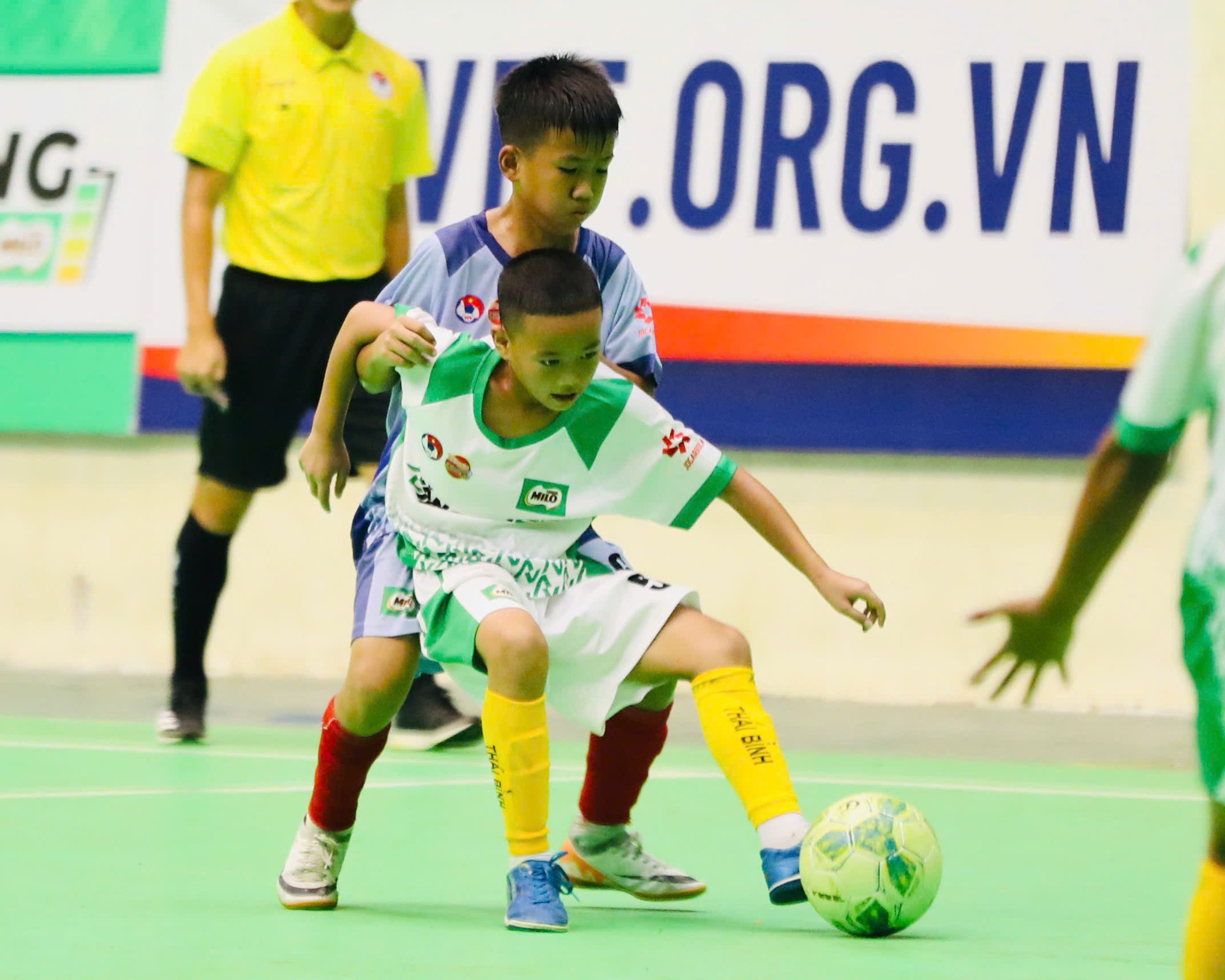 Revelando 8 equipos de fútbol juvenil que compiten por boletos a las semifinales del torneo nacional U.11 - Foto 1. Lộ diện 8 đội bóng nhí tranh vé vào bán kết giải U.11 toàn quốc- Ảnh 1.