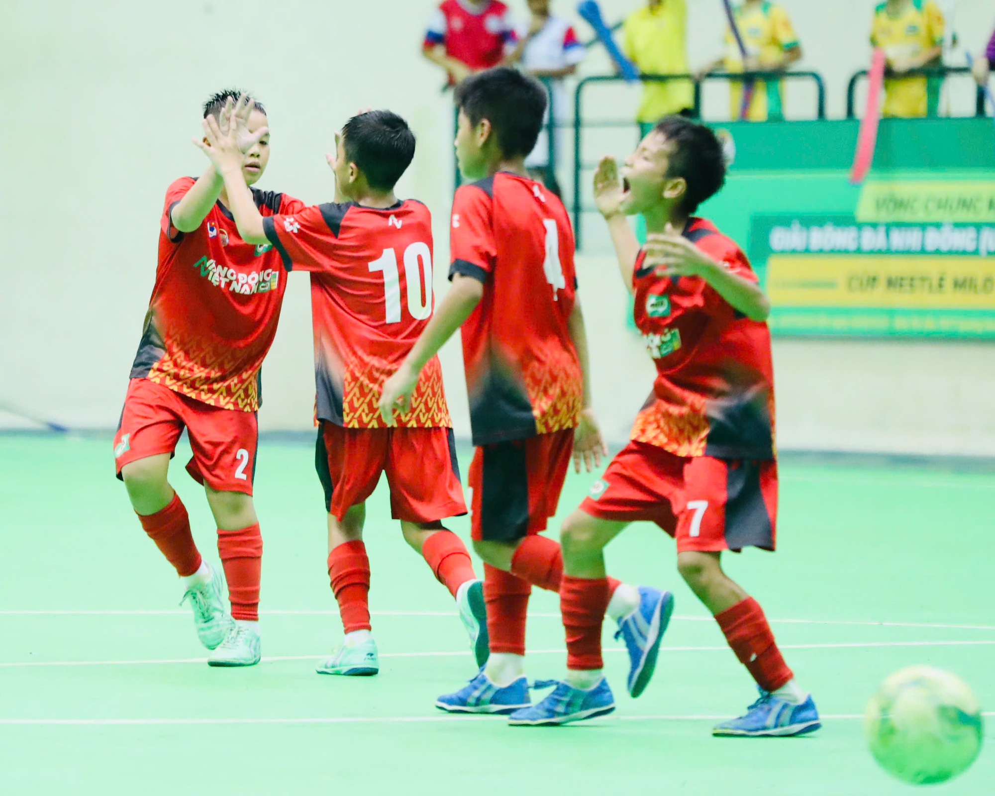 Revelando 8 equipos de fútbol juvenil que compiten por boletos a las semifinales del torneo nacional U.11 - Foto 2. Lộ diện 8 đội bóng nhí tranh vé vào bán kết giải U.11 toàn quốc- Ảnh 2.