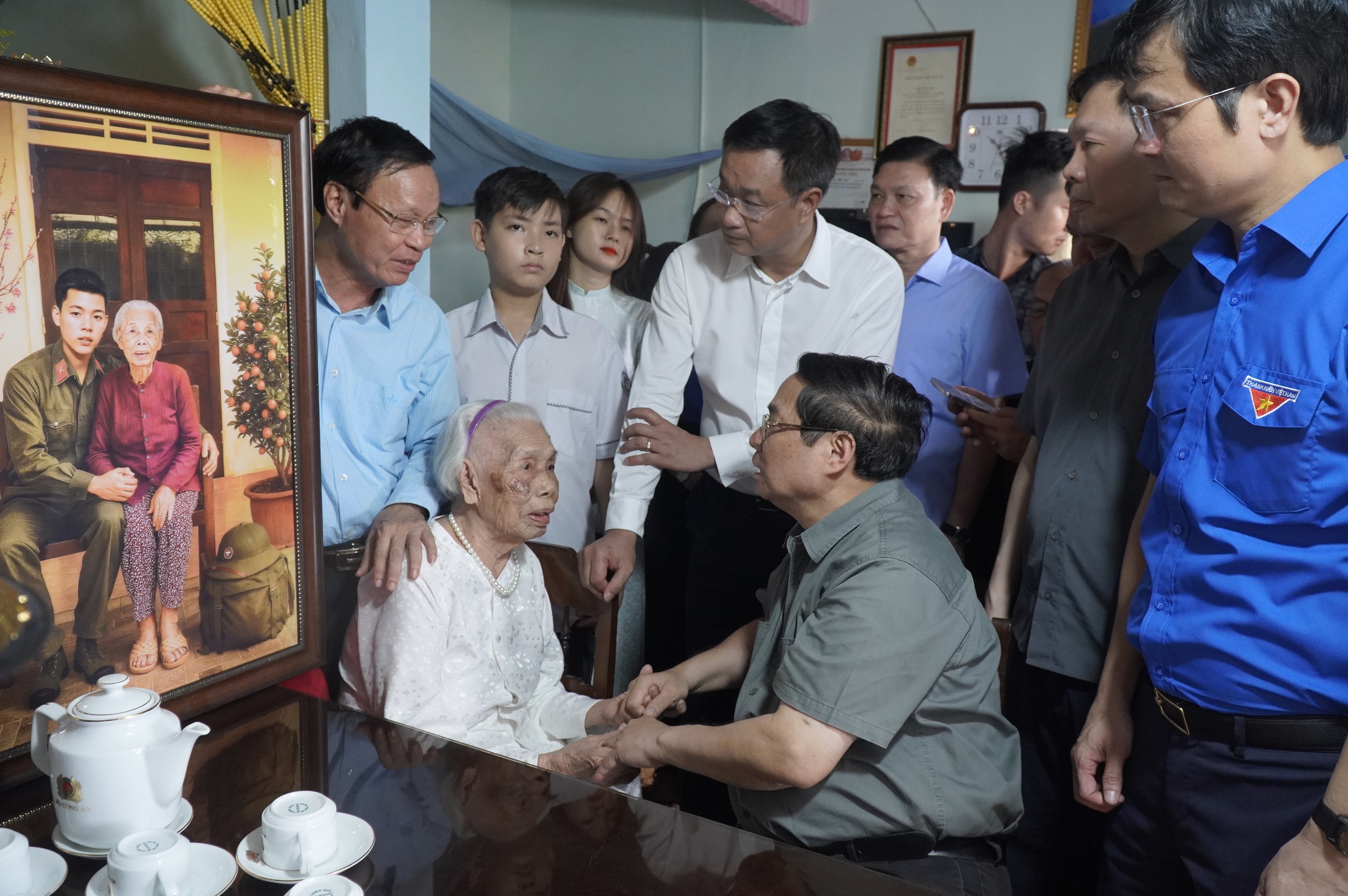 Mẹ Việt Nam anh hùng ôm chầm Thủ tướng, nước mắt rơi nhận ảnh phục dựng liệt sĩ