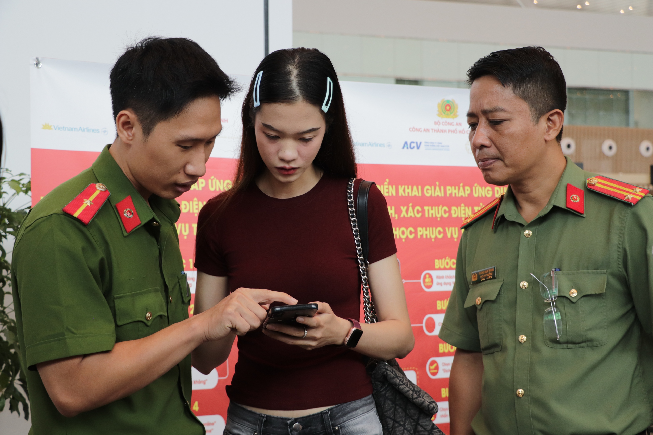 Đi máy bay bằng VNeID và sinh trắc học: ‘Không sợ quên giấy tờ’ Đi máy bay bằng VNeID và sinh trắc học: ‘Không sợ quên giấy tờ’