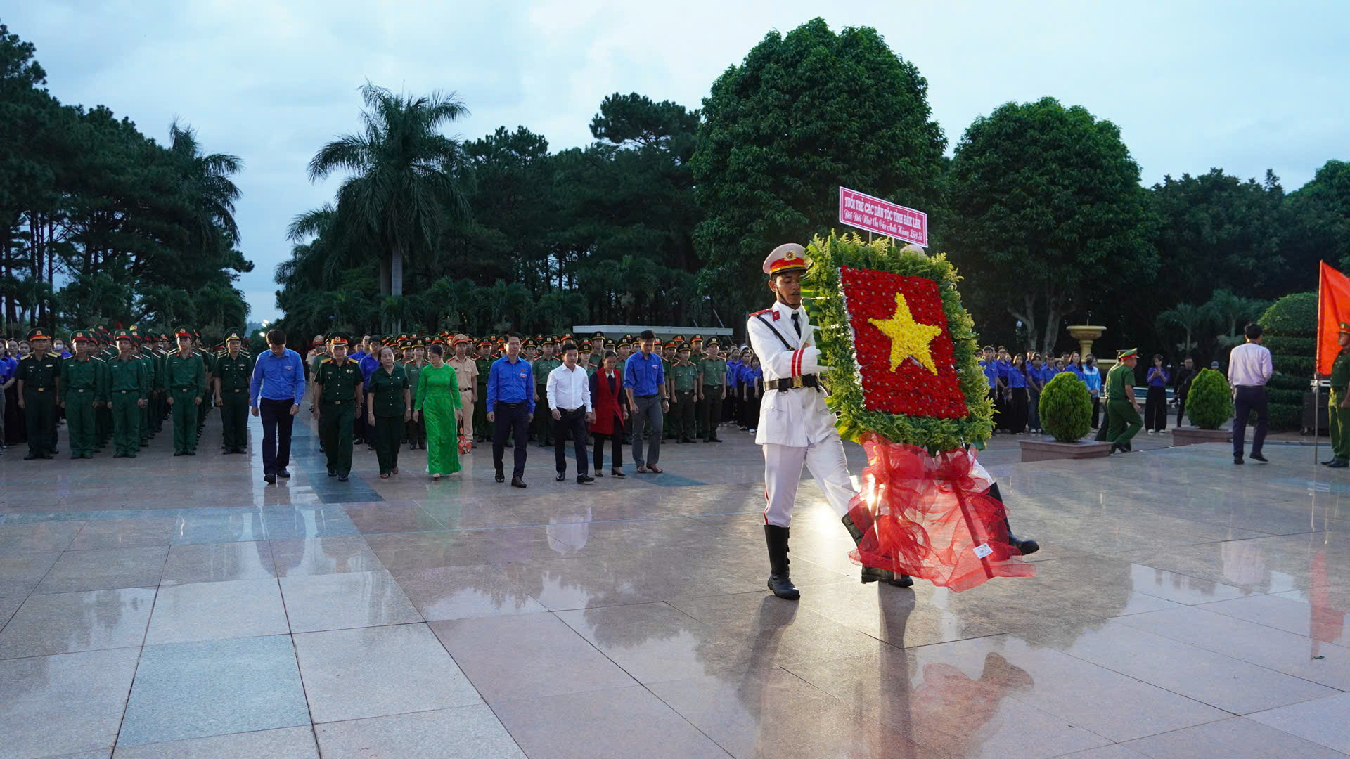 Tuổi trẻ Đắk Lắk thắp nến tri ân anh hùng liệt sĩ- Ảnh 3. Tuổi trẻ Đắk Lắk thắp nến tri ân anh hùng liệt sĩ- Ảnh 3.