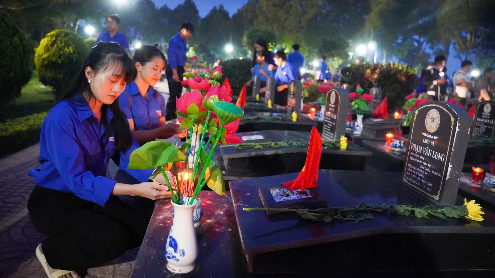 Tuổi trẻ Đắk Lắk thắp nến tri ân anh hùng liệt sĩ- Ảnh 5. Tuổi trẻ Đắk Lắk thắp nến tri ân anh hùng liệt sĩ- Ảnh 5.