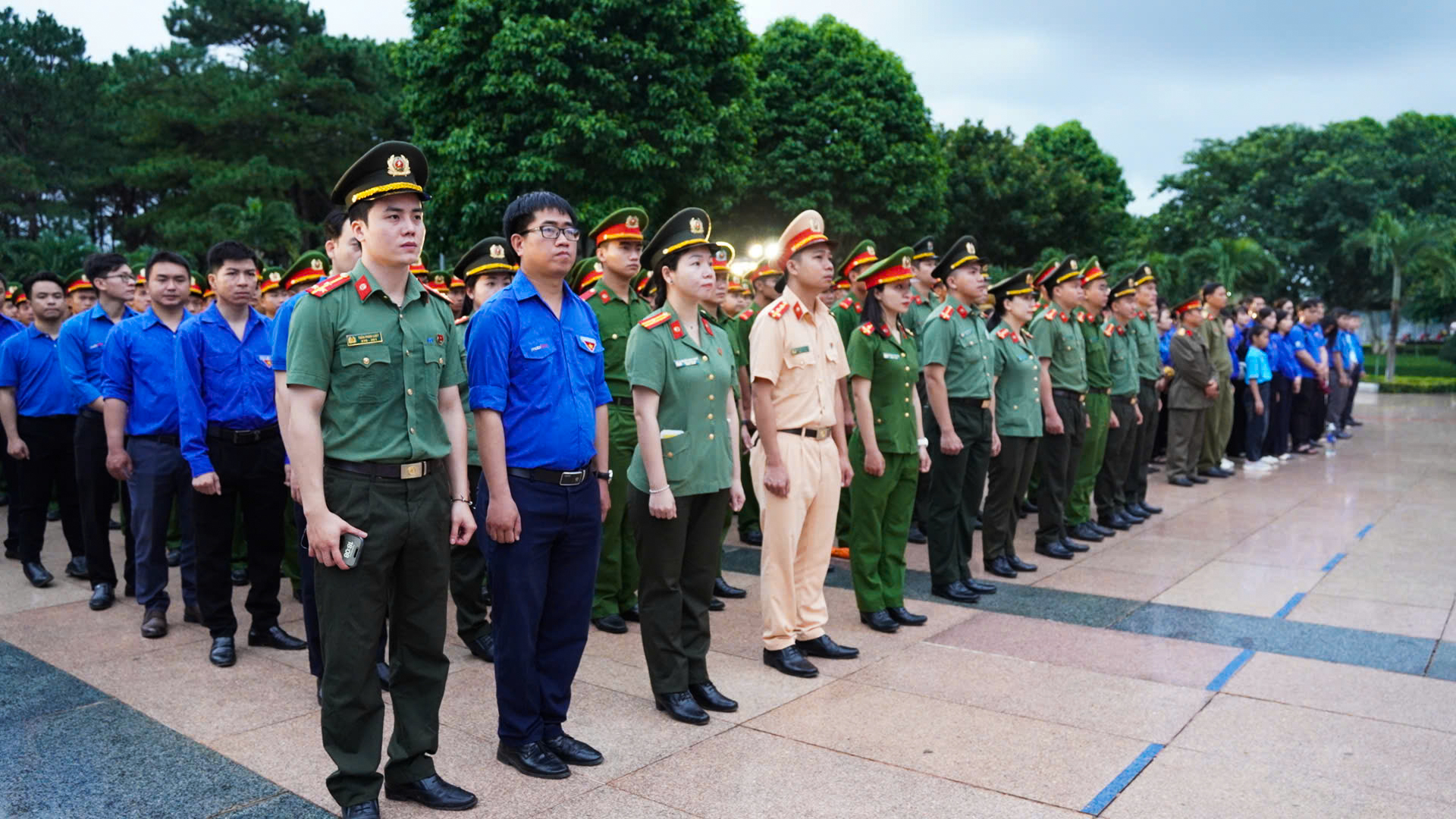 Tuổi trẻ Đắk Lắk thắp nến tri ân anh hùng liệt sĩ- Ảnh 2. Tuổi trẻ Đắk Lắk thắp nến tri ân anh hùng liệt sĩ- Ảnh 2.