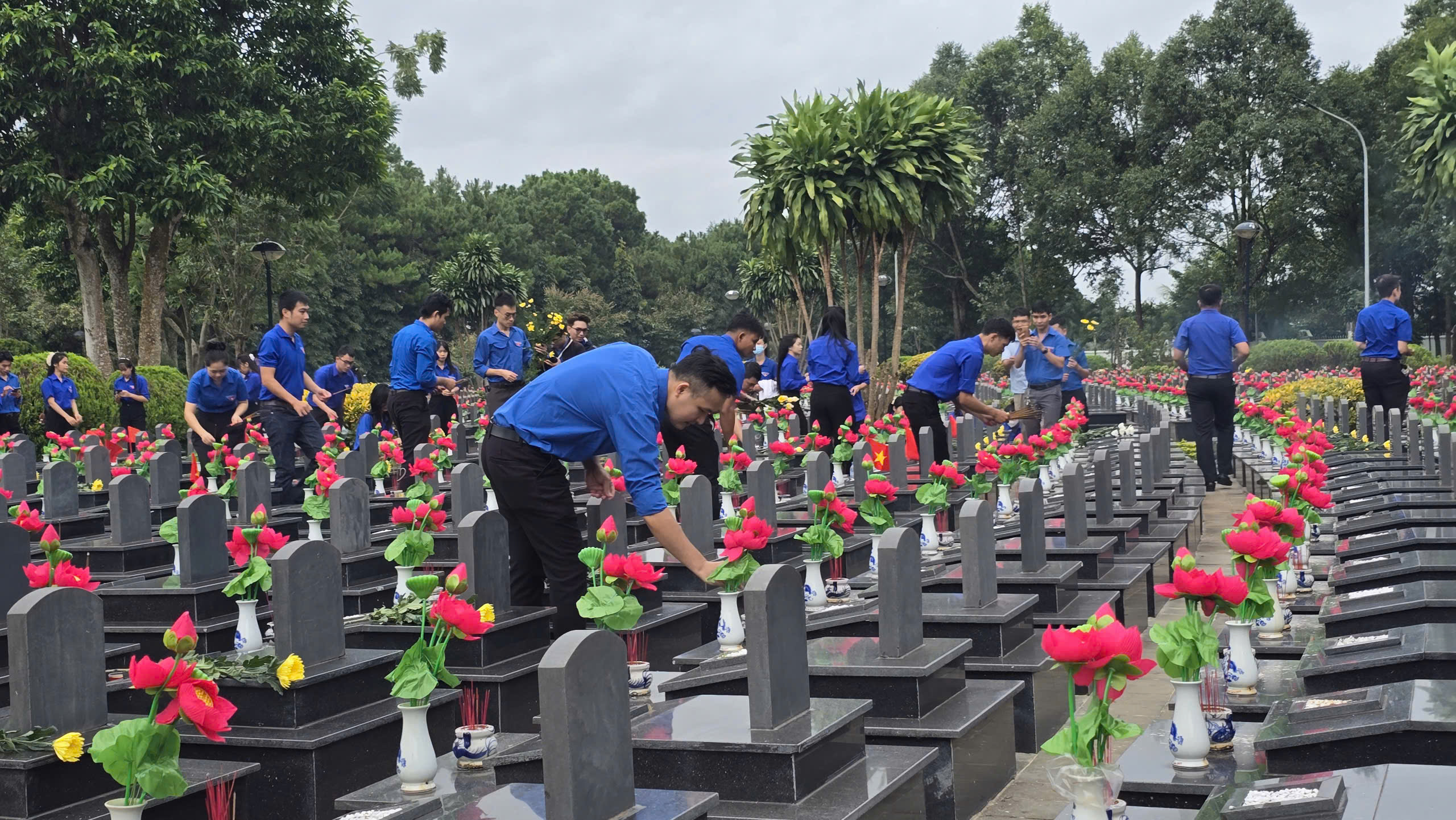 Tuổi trẻ Đắk Lắk thắp nến tri ân anh hùng liệt sĩ- Ảnh 4. Tuổi trẻ Đắk Lắk thắp nến tri ân anh hùng liệt sĩ- Ảnh 4.