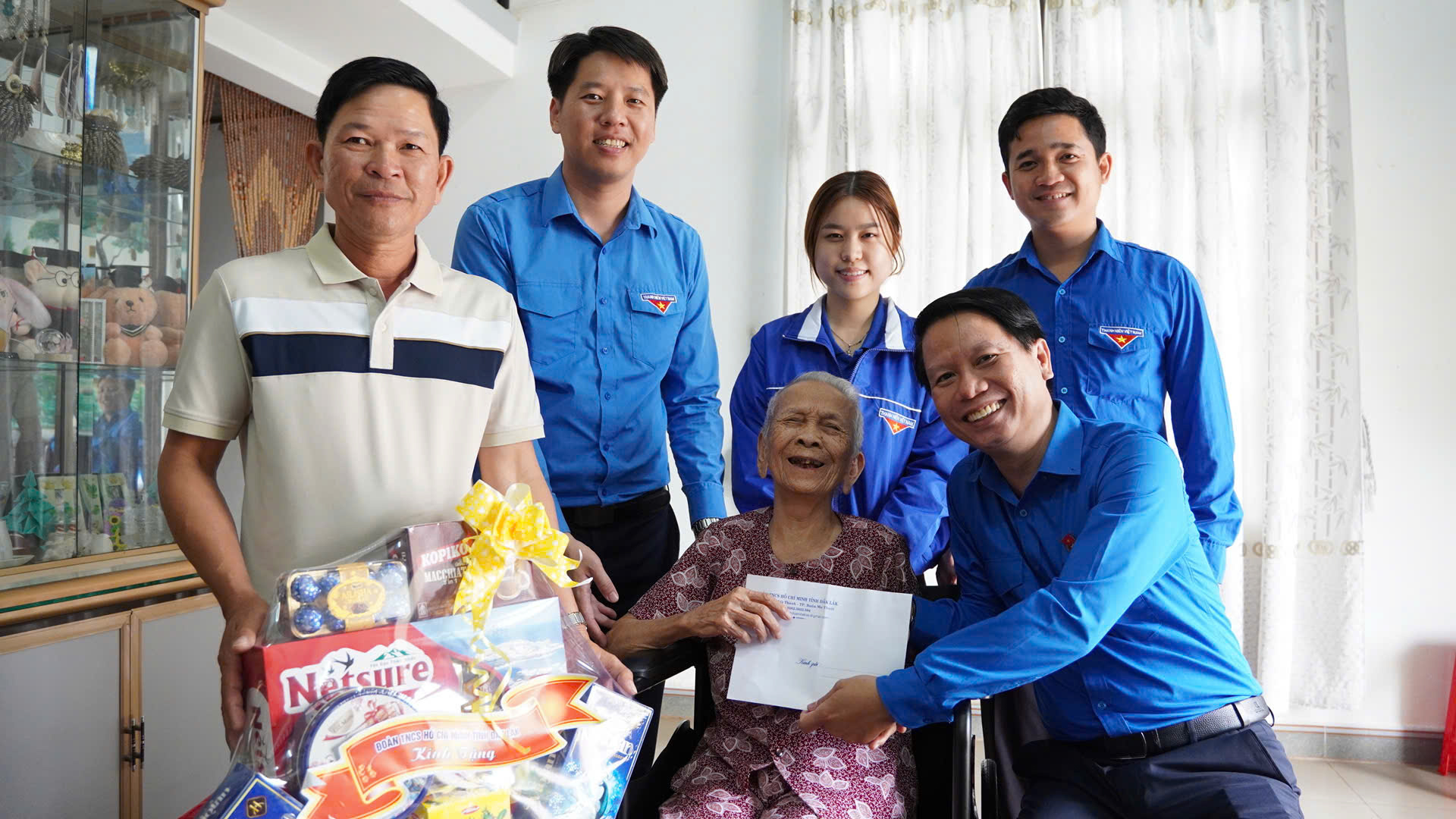 Tuổi trẻ Đắk Lắk thắp nến tri ân anh hùng liệt sĩ- Ảnh 8. Tuổi trẻ Đắk Lắk thắp nến tri ân anh hùng liệt sĩ- Ảnh 8.