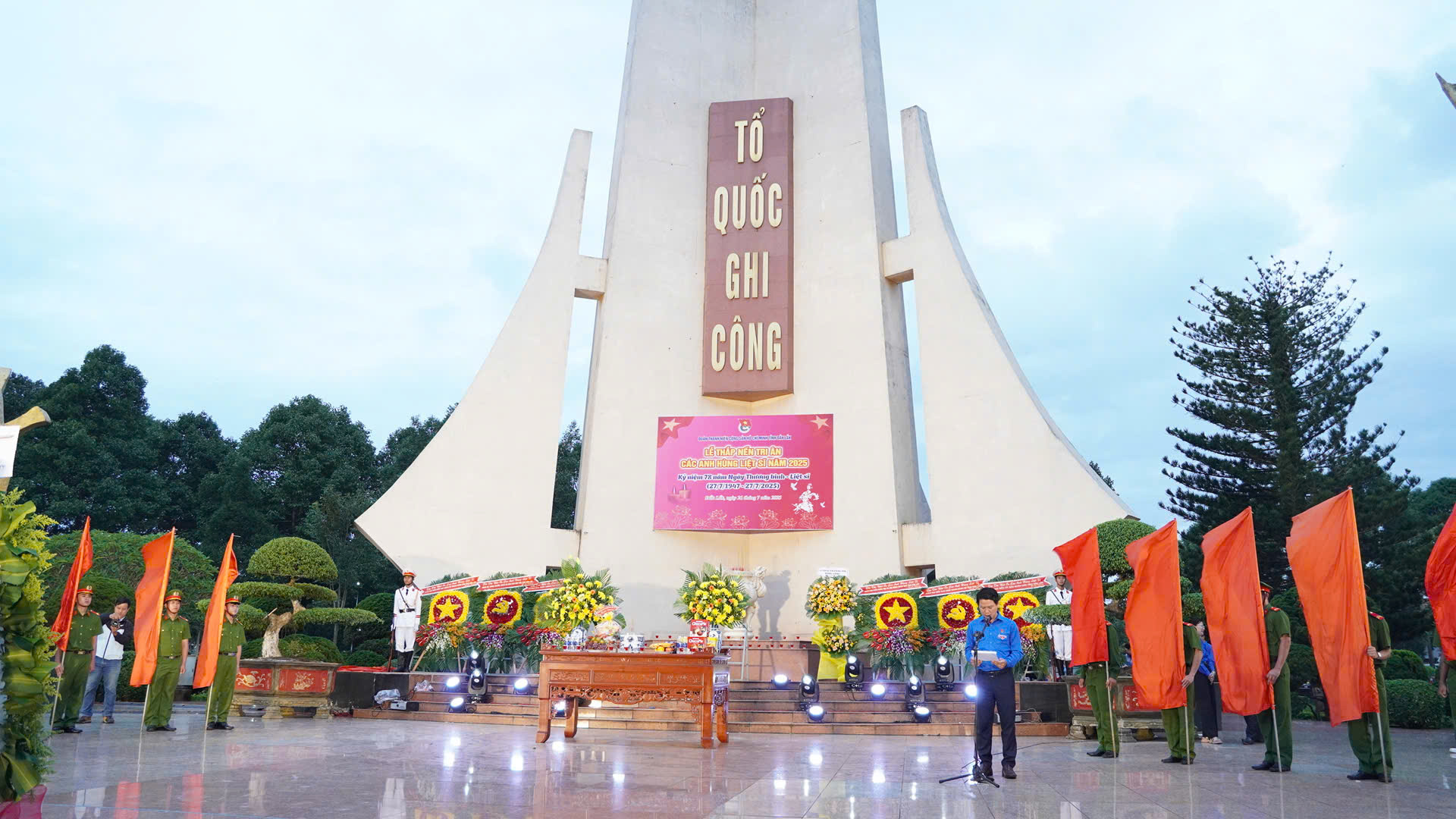 Tuổi trẻ Đắk Lắk thắp nến tri ân liệt sĩ Tuổi trẻ Đắk Lắk thắp nến tri ân liệt sĩ