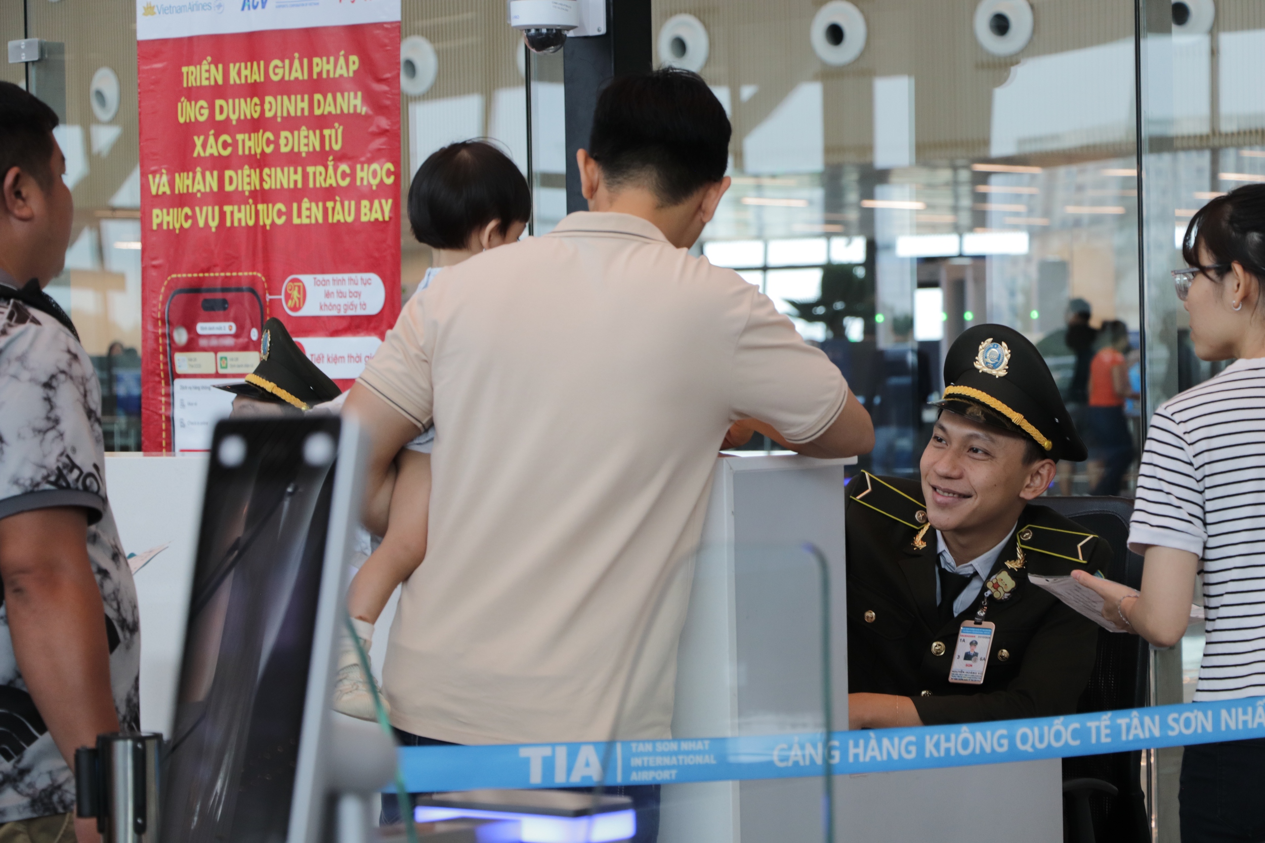 Đi máy bay bằng VNeID và sinh trắc học: 'Không sợ quên giấy tờ' - Ảnh 6.