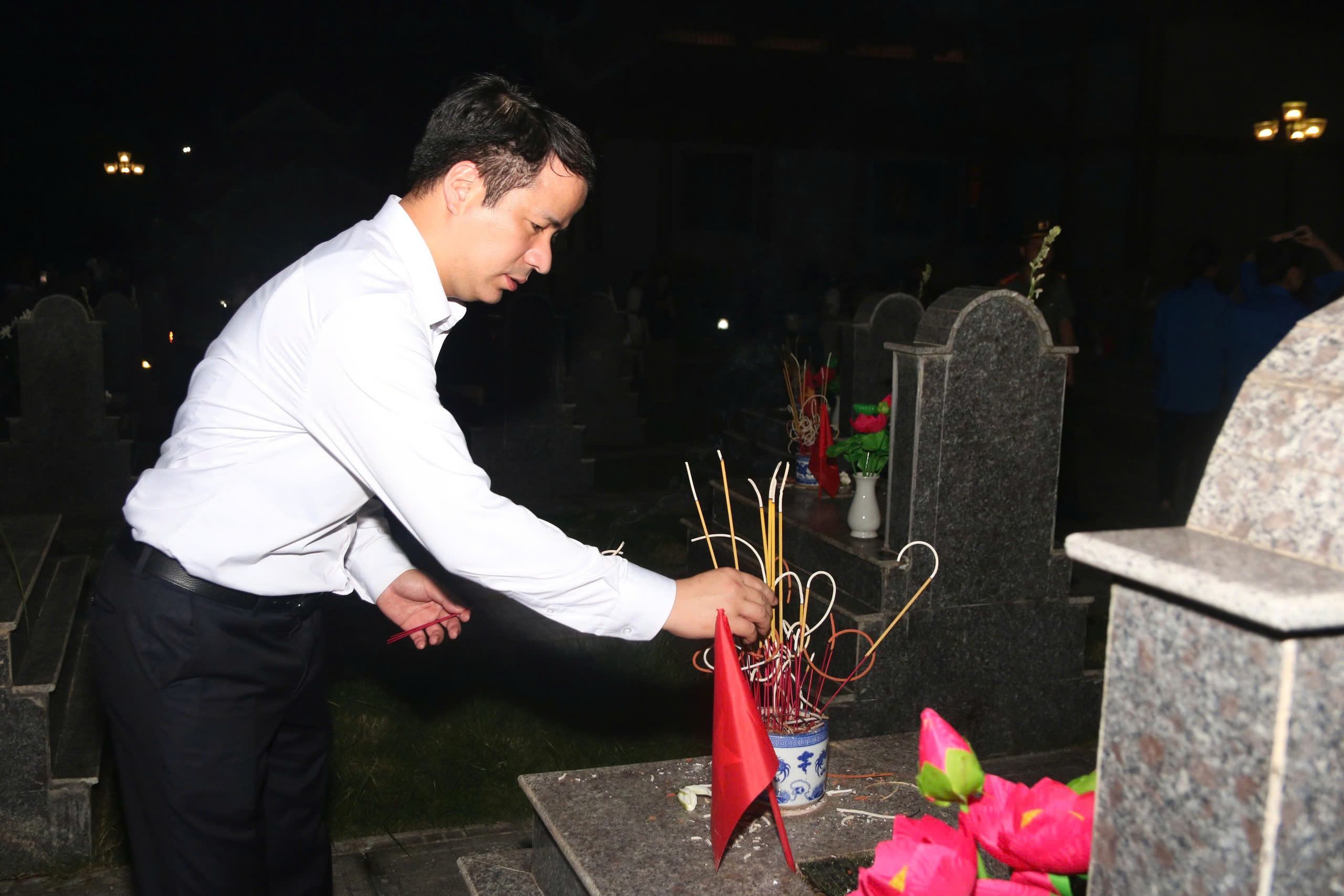 Ông Ngô Văn Cương cùng giới trẻ tham gia Lễ thắp nến tri ân tại Tuyên Quang - Ảnh 2. Ông Ngô Văn Cương cùng giới trẻ tham gia Lễ thắp nến tri ân tại Tuyên Quang - Ảnh 2.