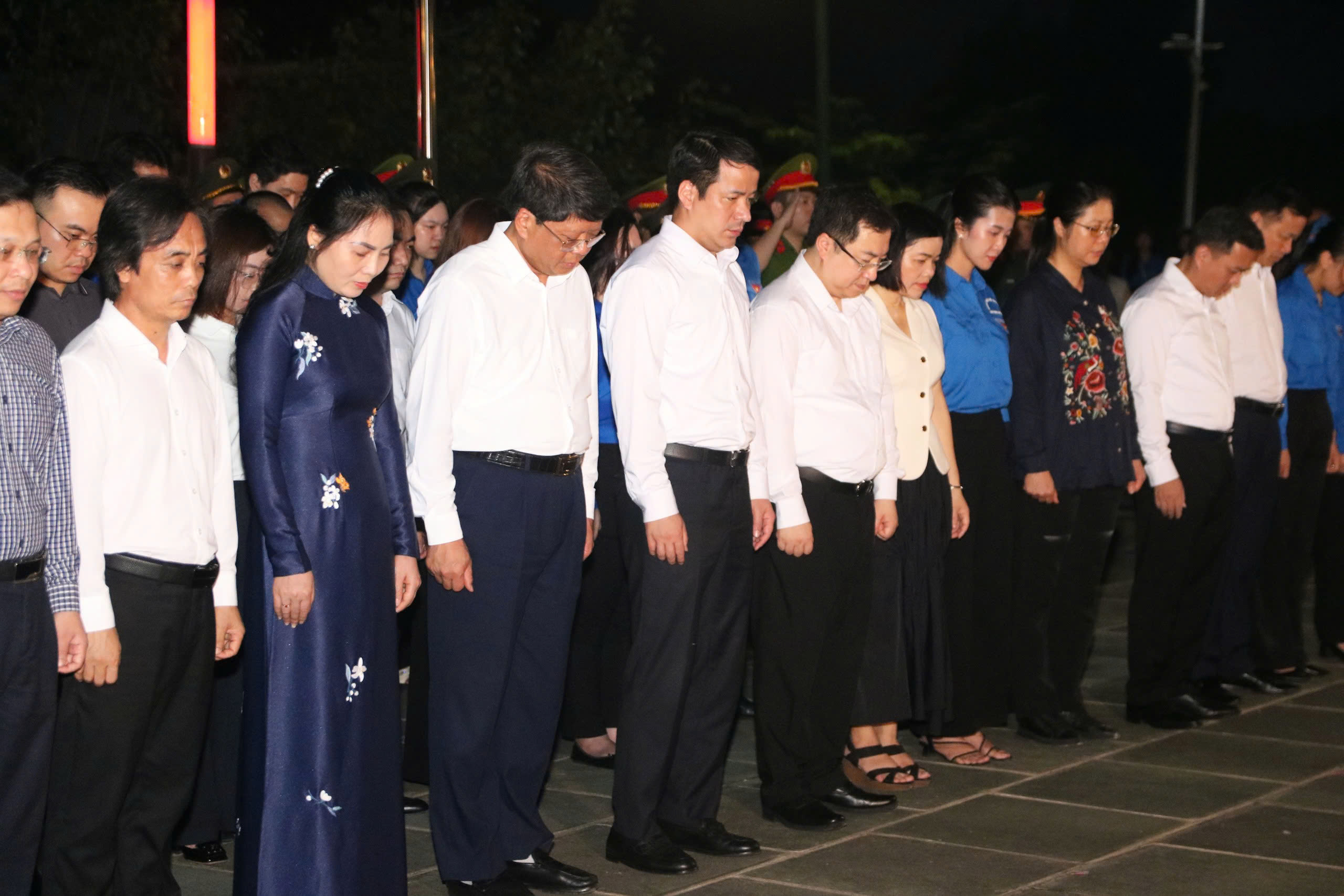 Ông Ngô Văn Cương cùng giới trẻ tham gia Lễ thắp nến tri ân tại Tuyên Quang Ông Ngô Văn Cương cùng giới trẻ tham gia Lễ thắp nến tri ân tại Tuyên Quang
