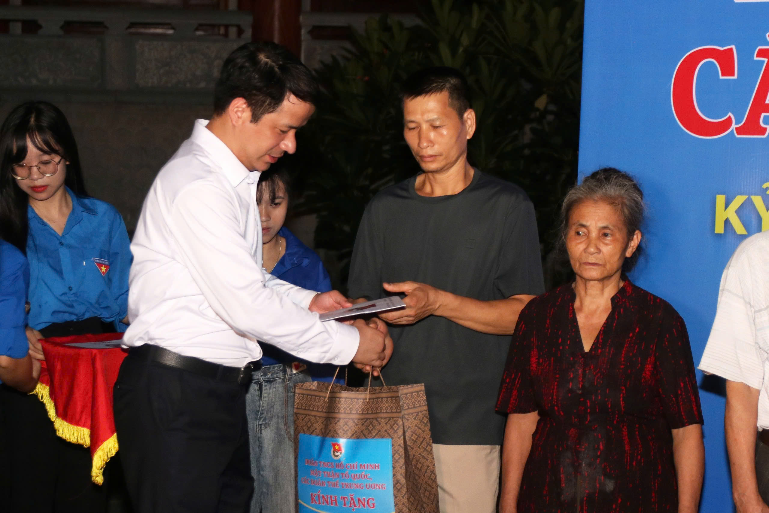 Ông Ngô Văn Cương cùng giới trẻ tham gia Lễ thắp nến tri ân tại Tuyên Quang - Ảnh 3. Ông Ngô Văn Cương cùng giới trẻ tham gia Lễ thắp nến tri ân tại Tuyên Quang - Ảnh 3.