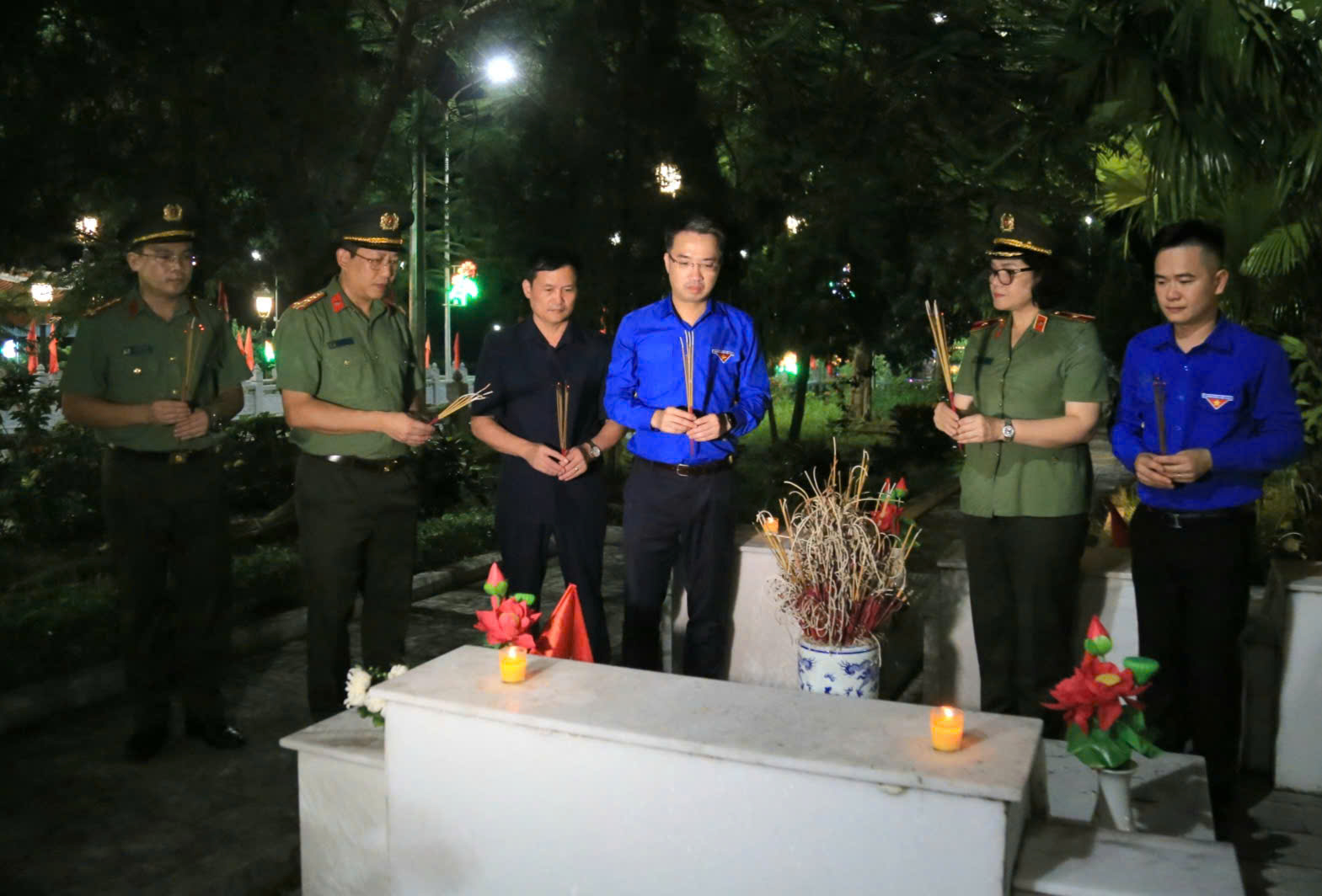 Tri ân các anh hùng tại Nghĩa trang Vị Xuyên trong lòng giới trẻ Tuyên Quang - Ảnh 3. Tri ân các anh hùng tại Nghĩa trang Vị Xuyên trong lòng giới trẻ Tuyên Quang - Ảnh 3.