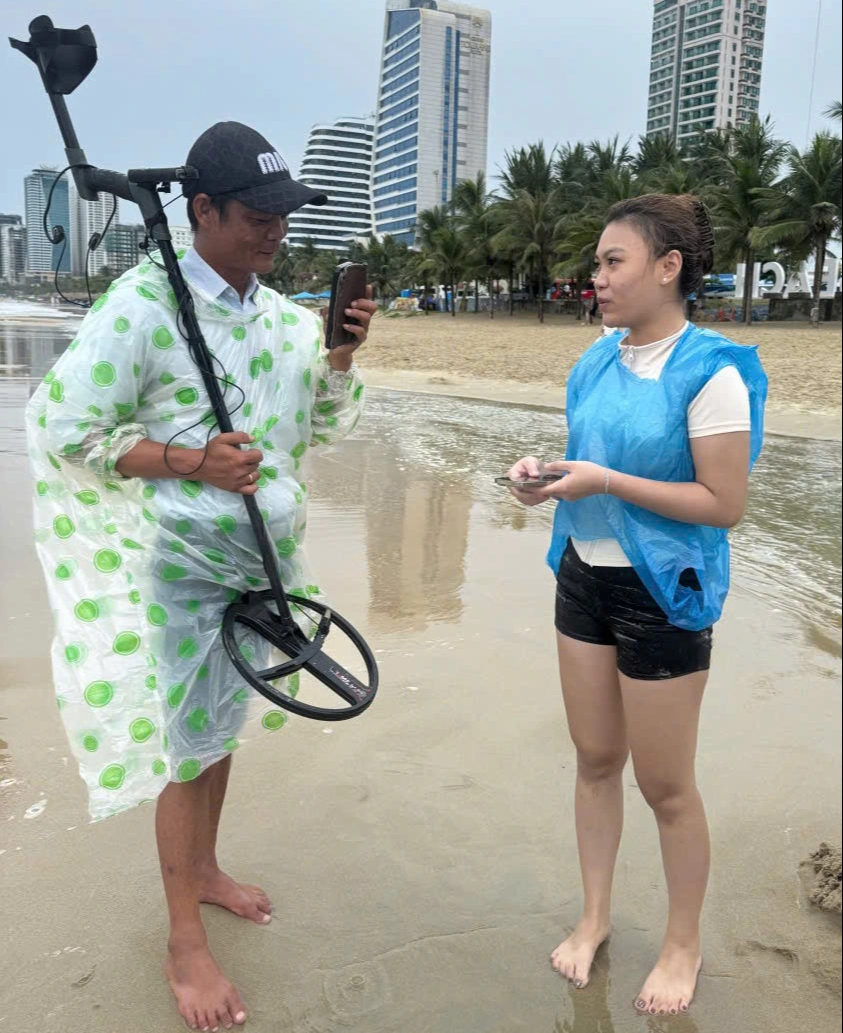 Rà tìm điện thoại iPhone cho nhiều du khách ở biển Đà Nẵng - Ảnh 1.