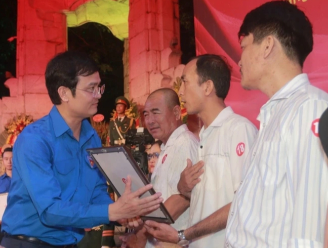 Thiêng liêng đêm thắp nến tri ân cấp quốc gia tại Quảng Trị- Ảnh 6. Thiêng liêng đêm thắp nến tri ân cấp quốc gia tại Quảng Trị- Ảnh 6.