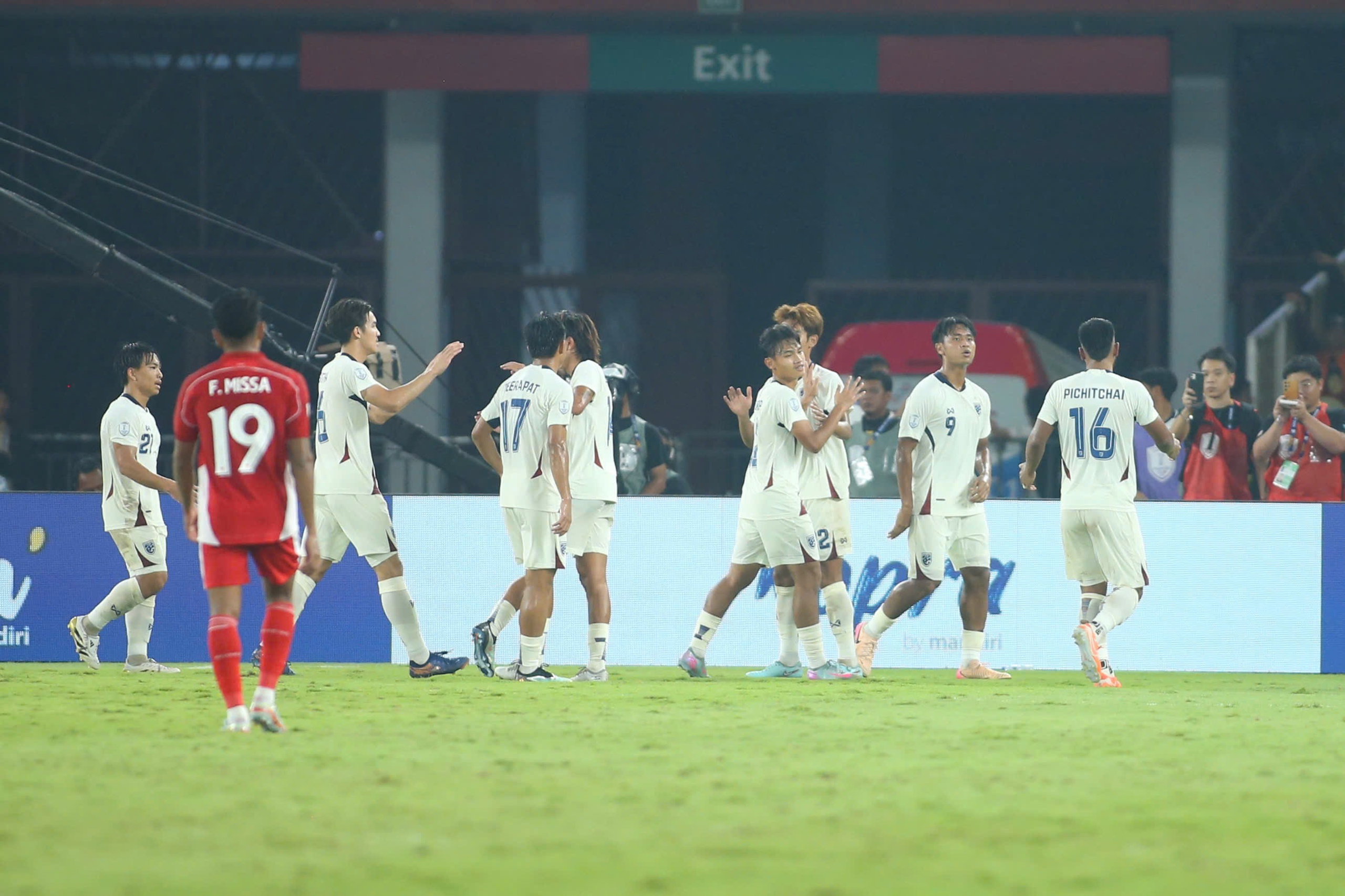 A imprensa tailandesa e indonésia elogiou a dramática partida da semifinal do Sub-23 do Sudeste Asiático - Foto 1. Báo chí Thái Lan, Indonesia nói cực hay về trận bán kết U.23 Đông Nam Á siêu kịch tính- Ảnh 1.