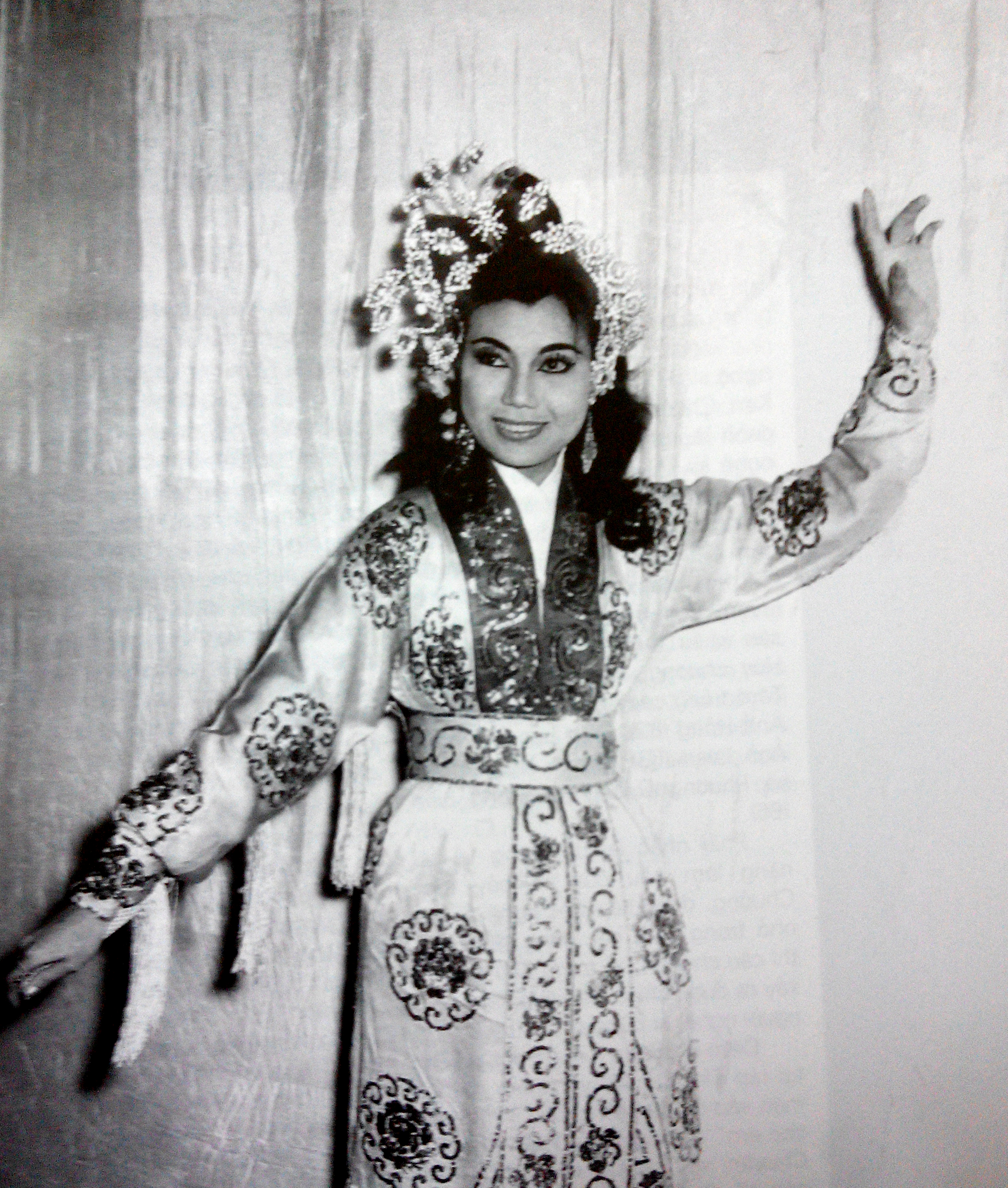 Pengganti keluarga teater yang hebat: Artis Rakyat Kim Cuong daripada opera reformasi kepada drama - Foto 1. Truyền nhân của đại gia tộc sân khấu: NSND Kim Cương từ cải lương sang kịch nói- Ảnh 1.