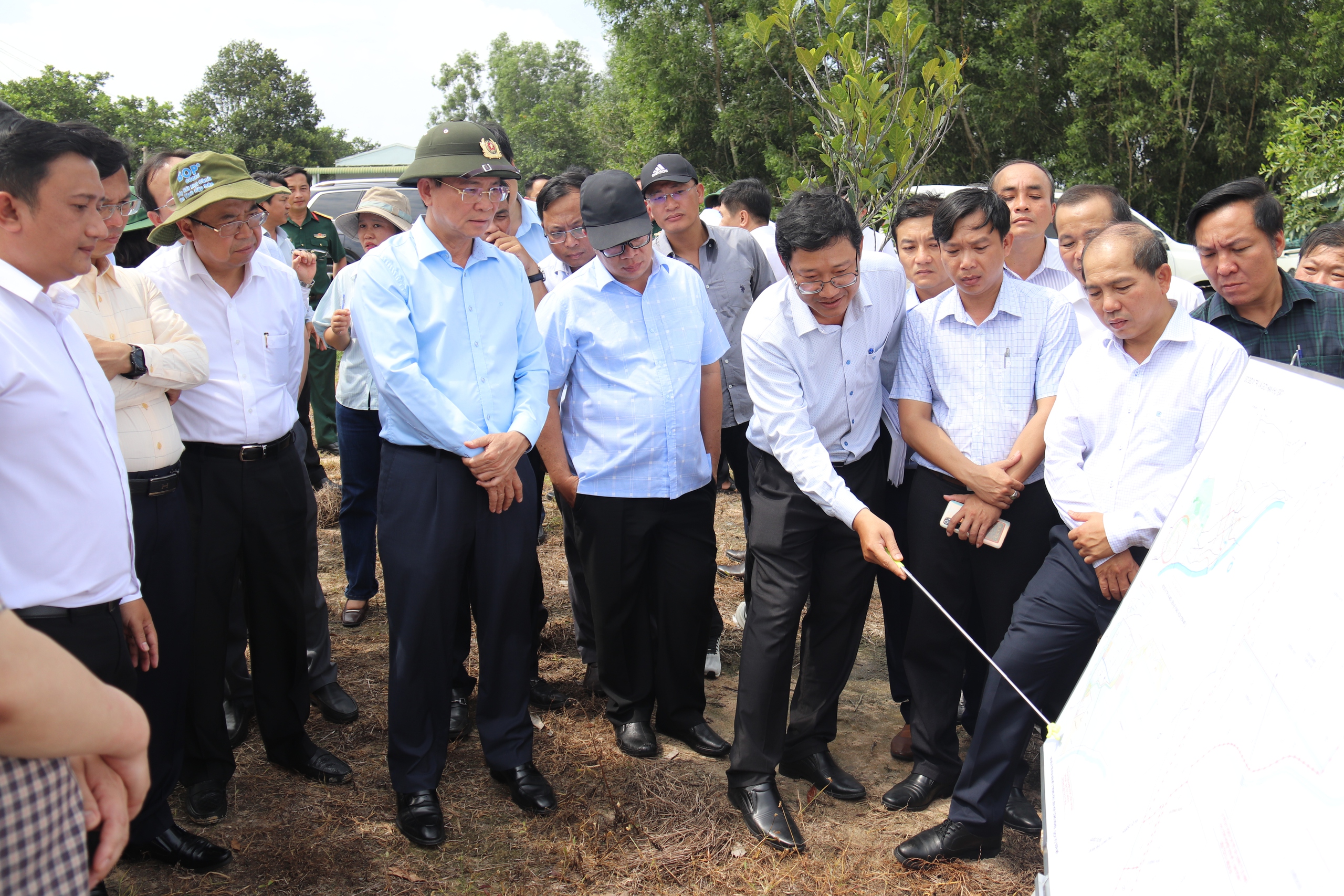 Chủ tịch Lâm Đồng họp giữa rừng chỉ đạo tháo gỡ khó khăn cho KCN Sơn Mỹ - Ảnh 2. Chủ tịch Lâm Đồng họp giữa rừng chỉ đạo tháo gỡ khó khăn cho KCN Sơn Mỹ - Ảnh 2.